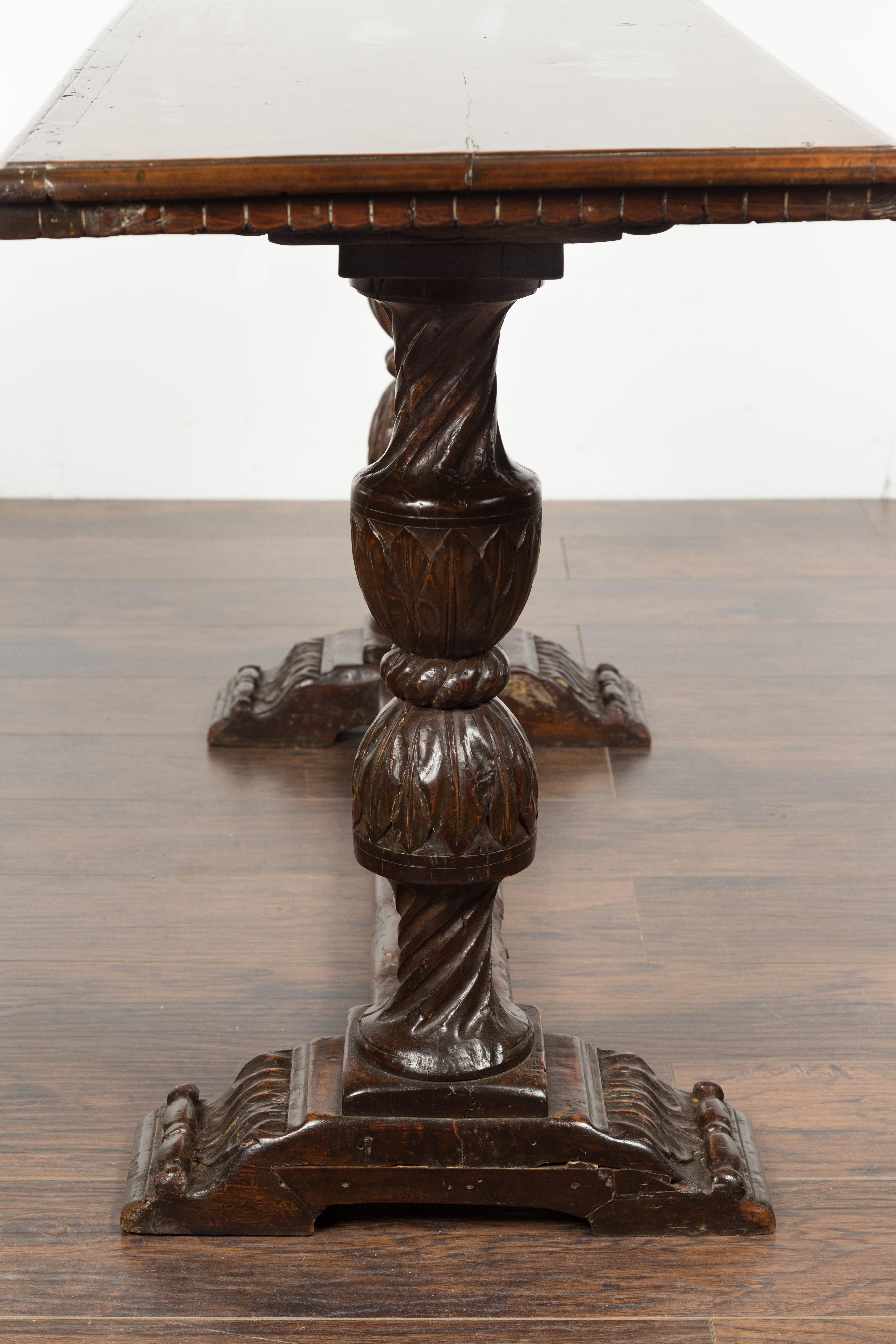 Italian 1820s Walnut Table with Carved Legs, Twisted Motifs and Waterleaves For Sale 12