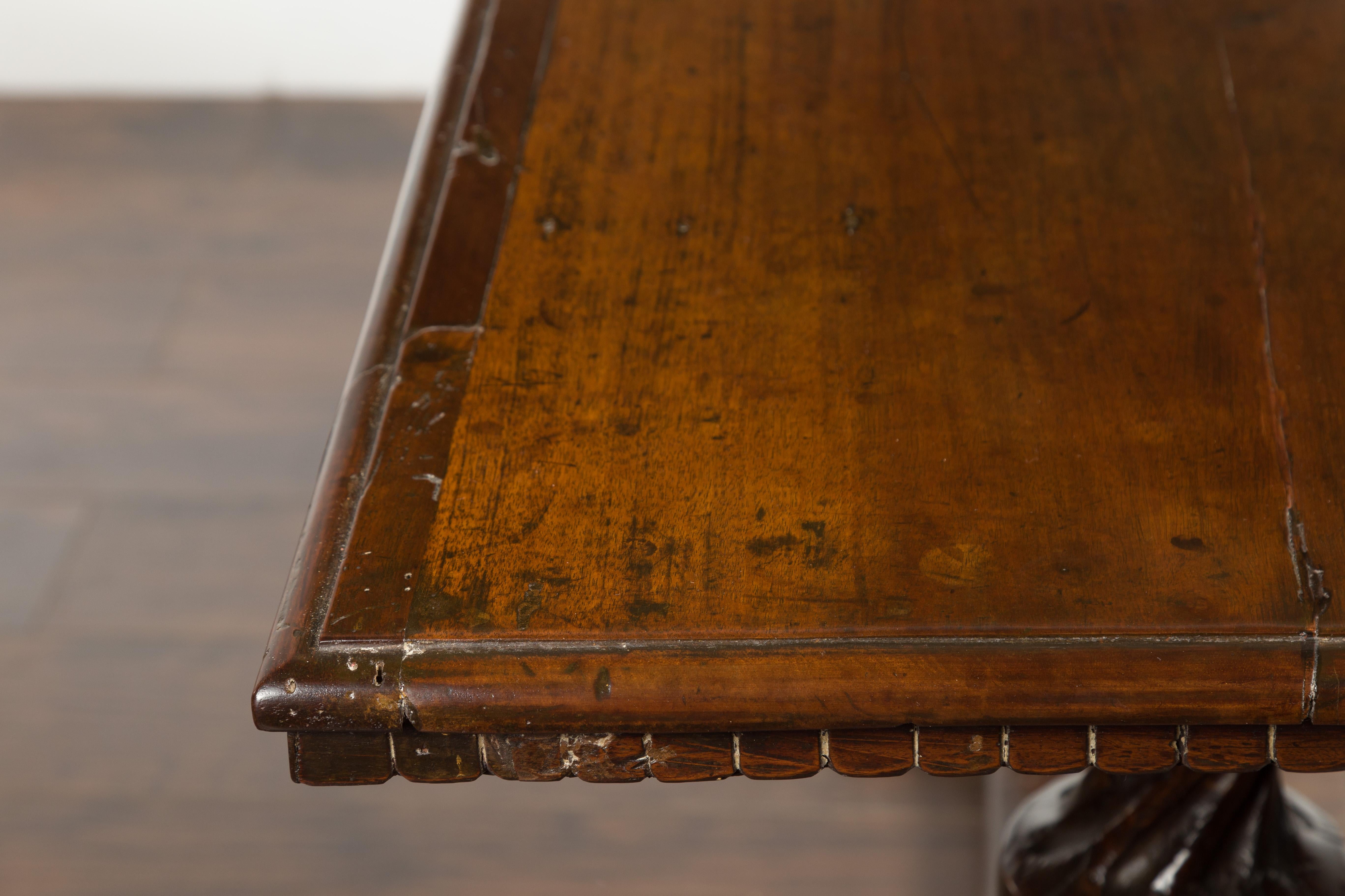 Italian 1820s Walnut Table with Carved Legs, Twisted Motifs and Waterleaves For Sale 13