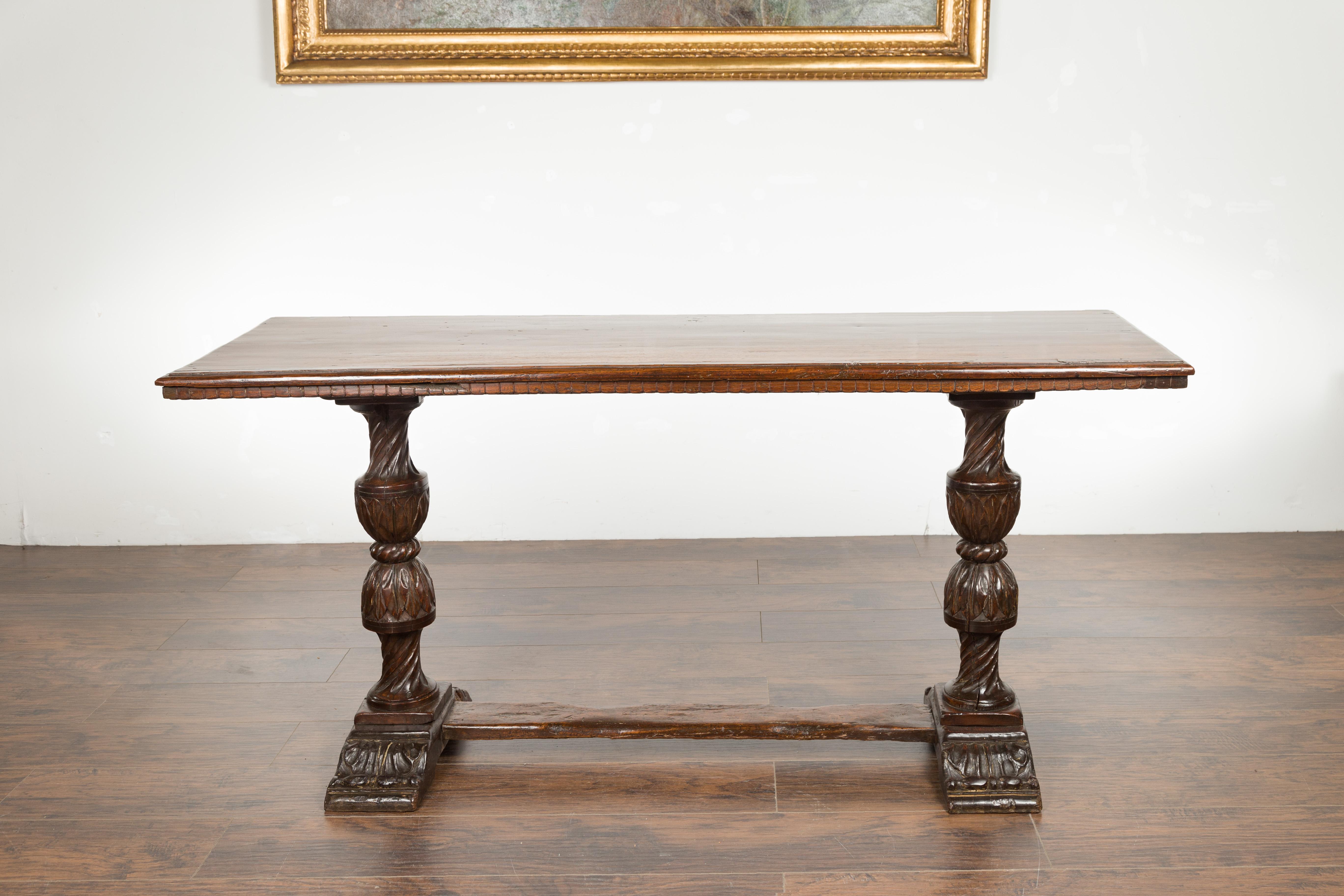 Italian 1820s Walnut Table with Carved Legs, Twisted Motifs and Waterleaves For Sale 14