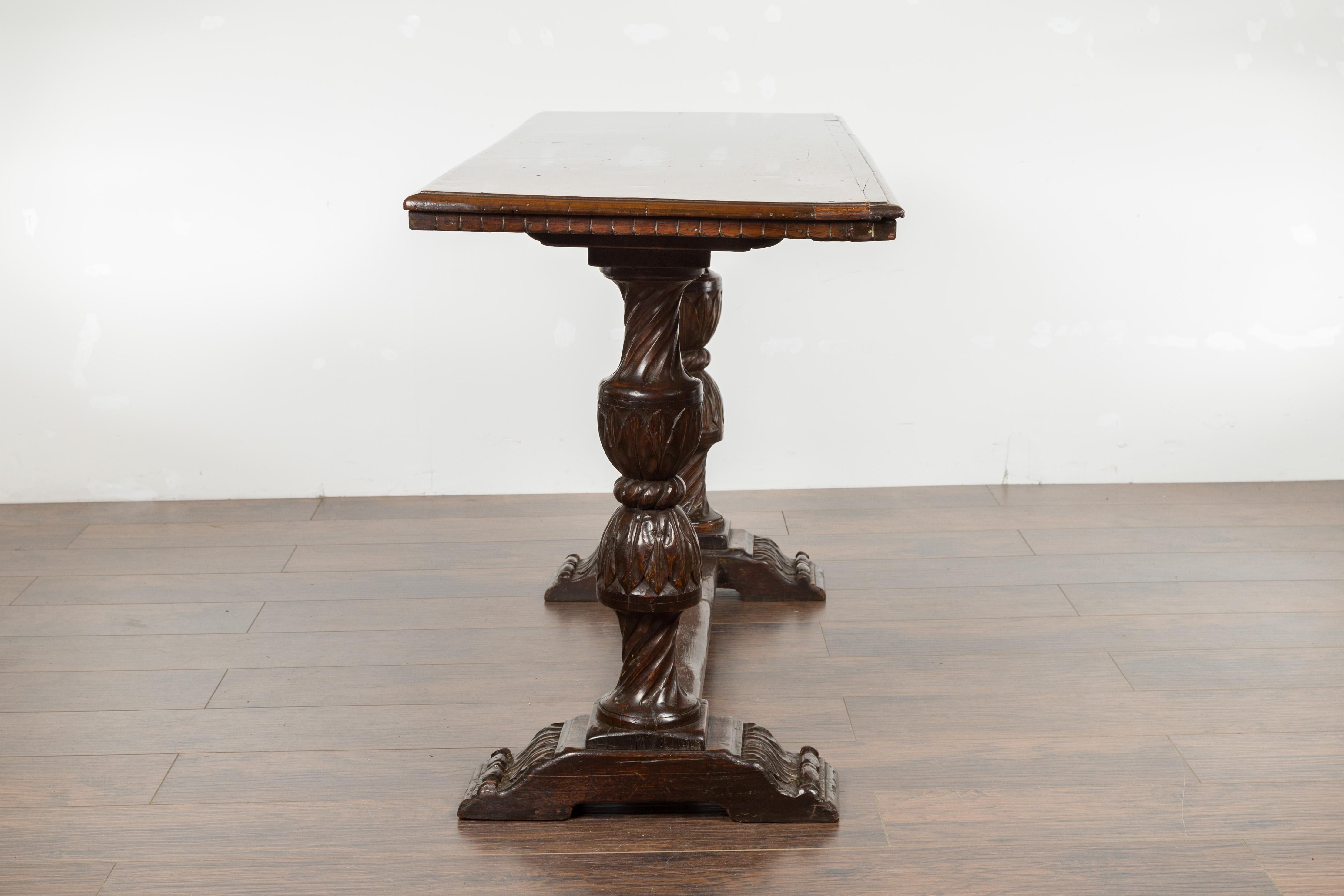 Italian 1820s Walnut Table with Carved Legs, Twisted Motifs and Waterleaves For Sale 15