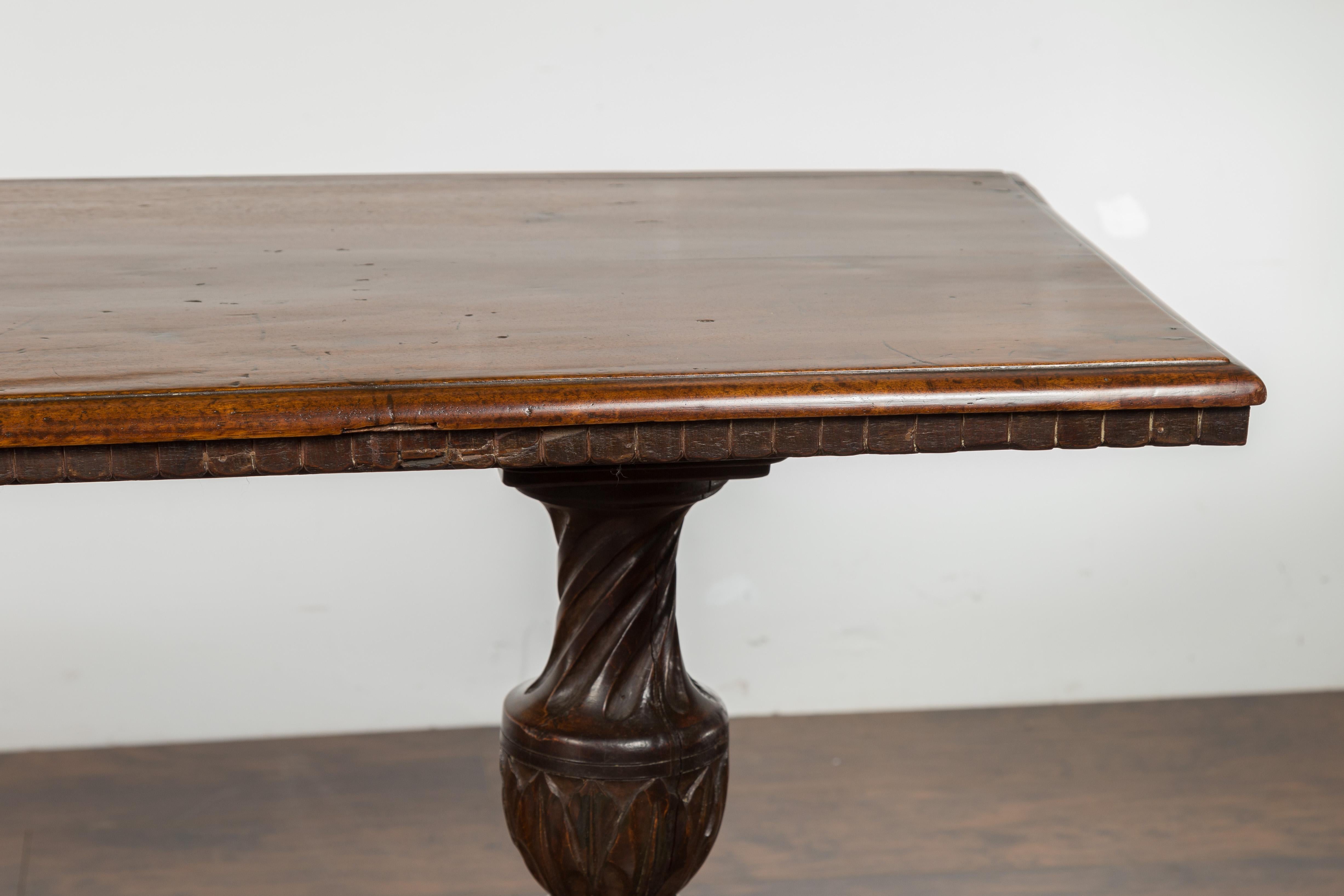 Italian 1820s Walnut Table with Carved Legs, Twisted Motifs and Waterleaves For Sale 1