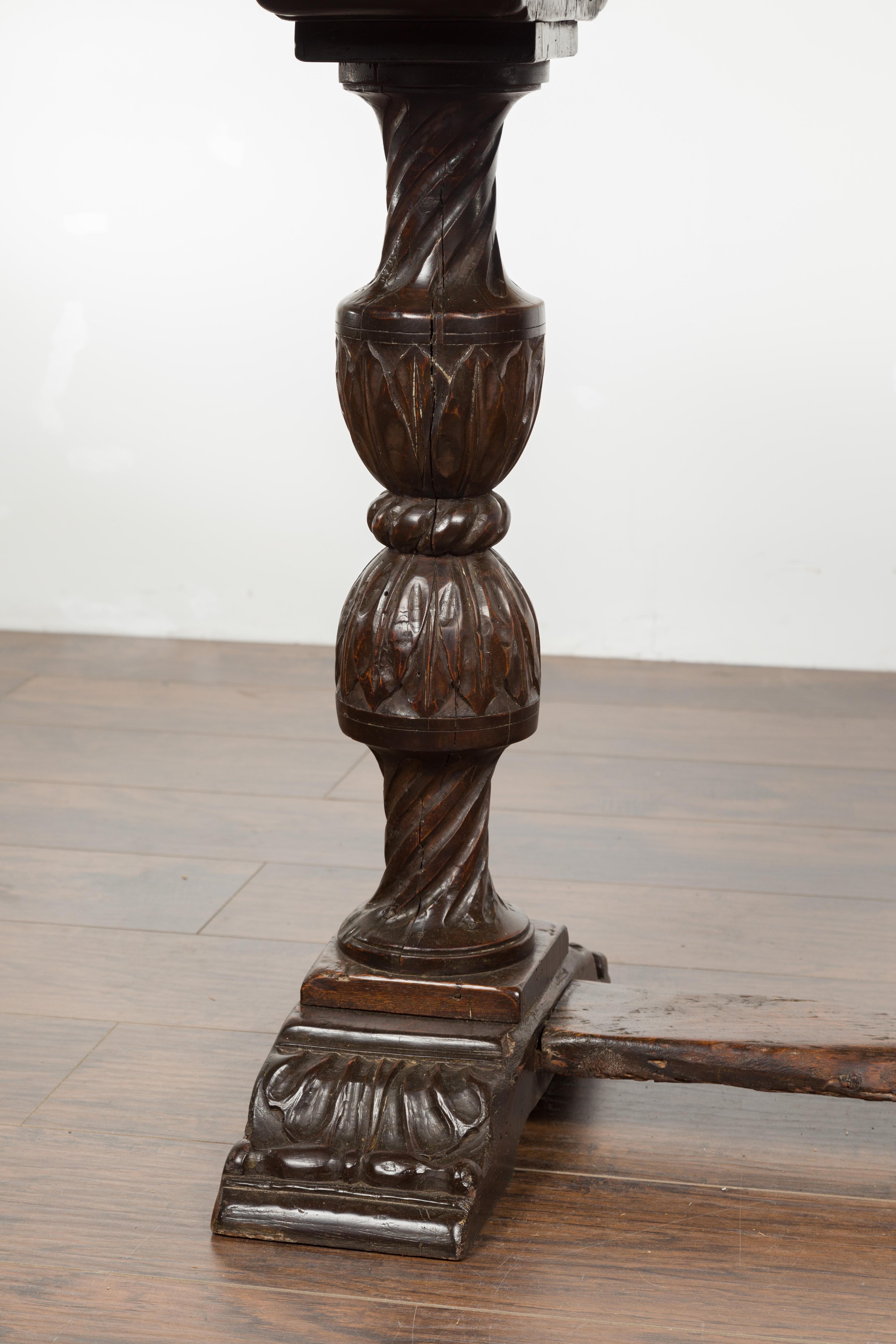 Italienischer Tisch aus Nussbaumholz aus den 1820er Jahren mit geschnitzten Beinen, gedrehten Motiven und Wasserblättern (Walnuss) im Angebot
