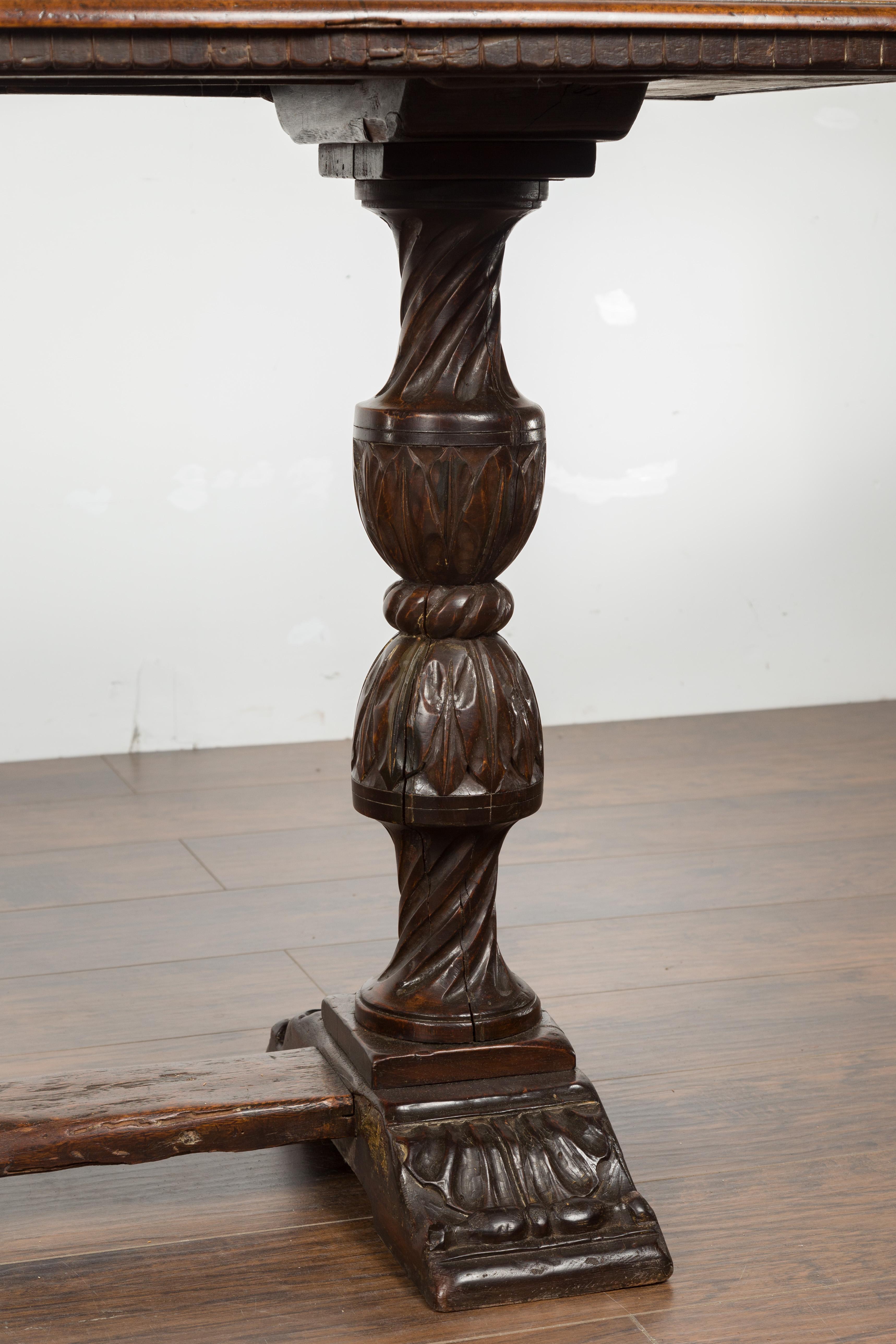 Italian 1820s Walnut Table with Carved Legs, Twisted Motifs and Waterleaves For Sale 3