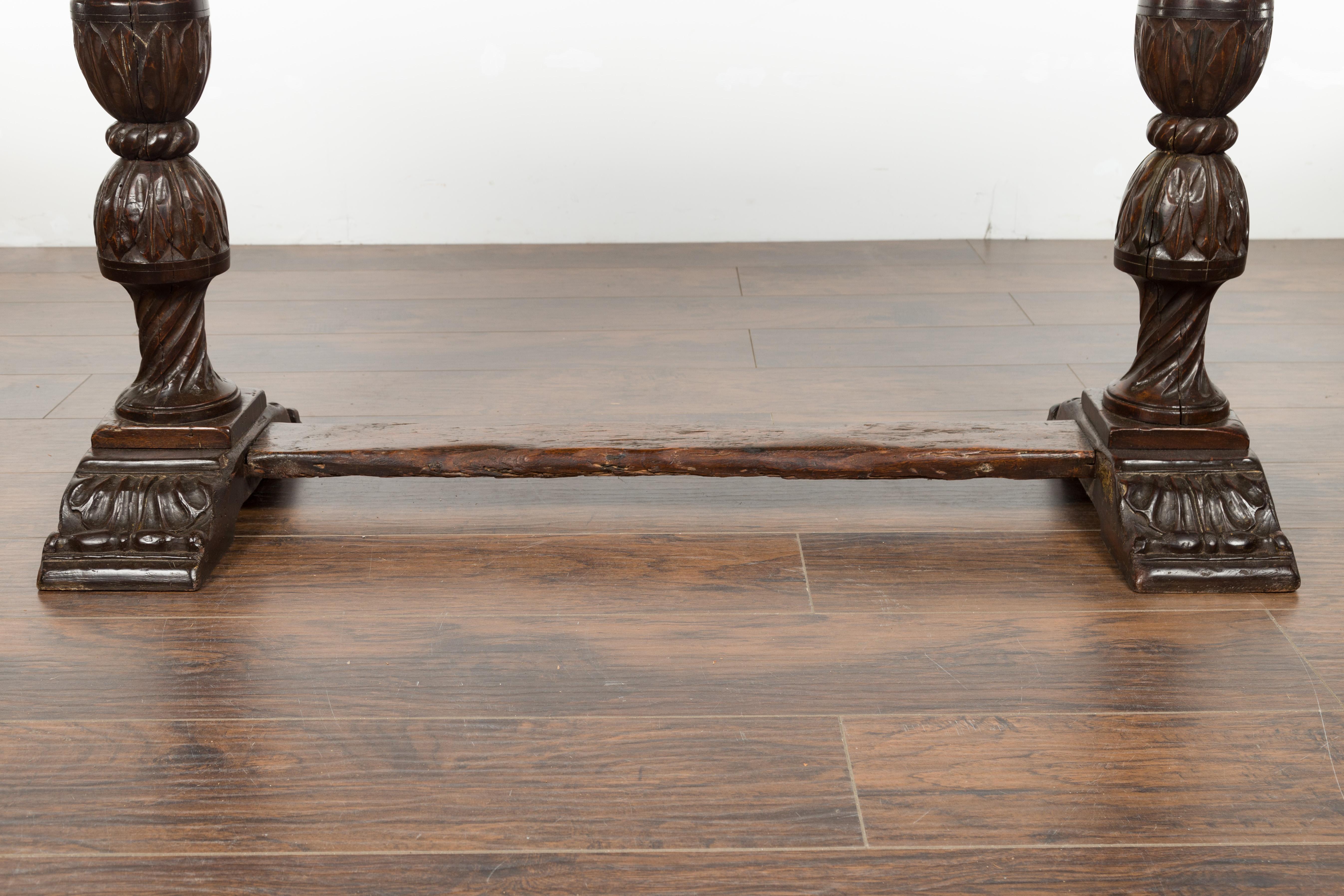 Italian 1820s Walnut Table with Carved Legs, Twisted Motifs and Waterleaves For Sale 4