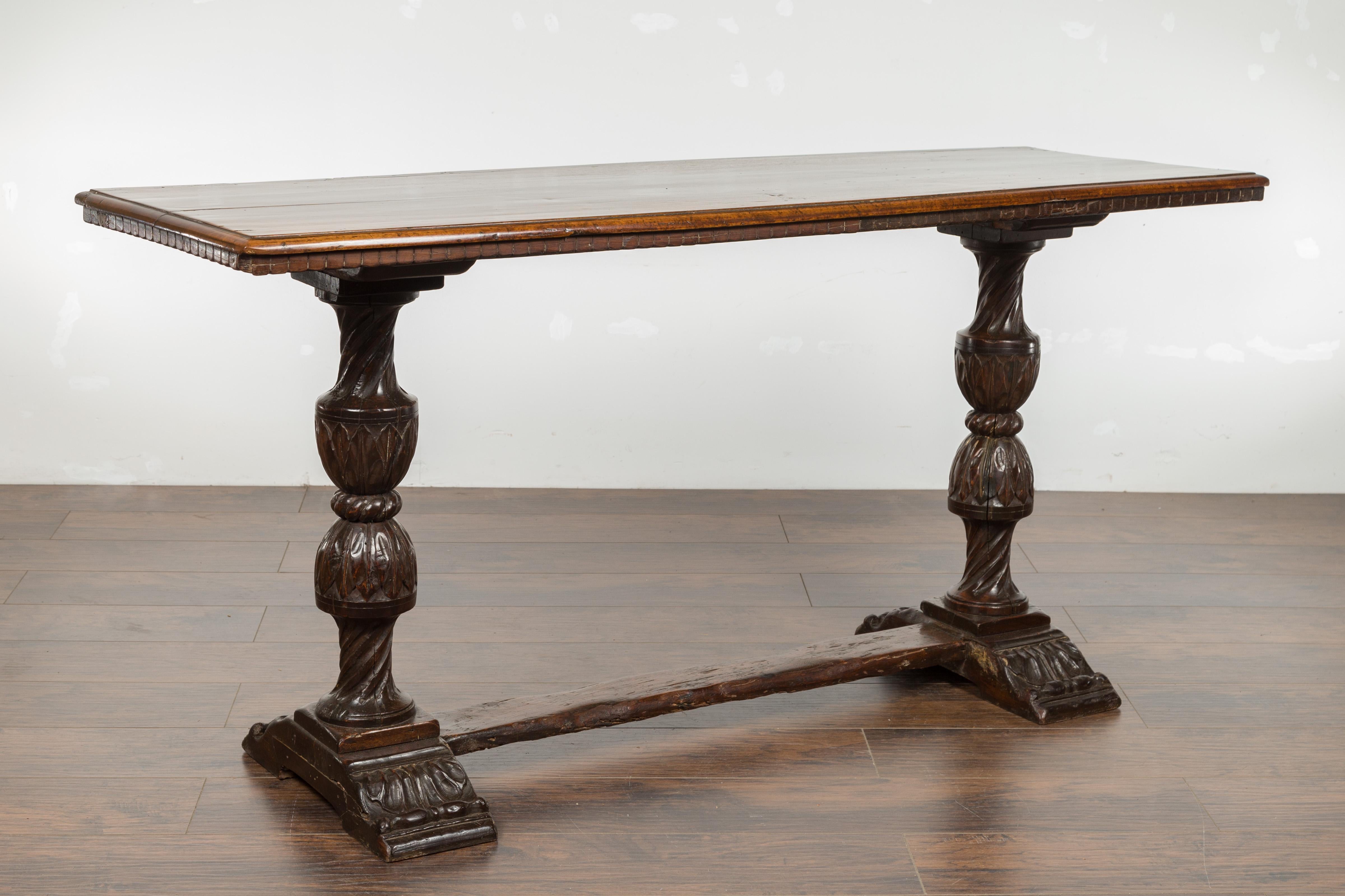 Italian 1820s Walnut Table with Carved Legs, Twisted Motifs and Waterleaves For Sale 5