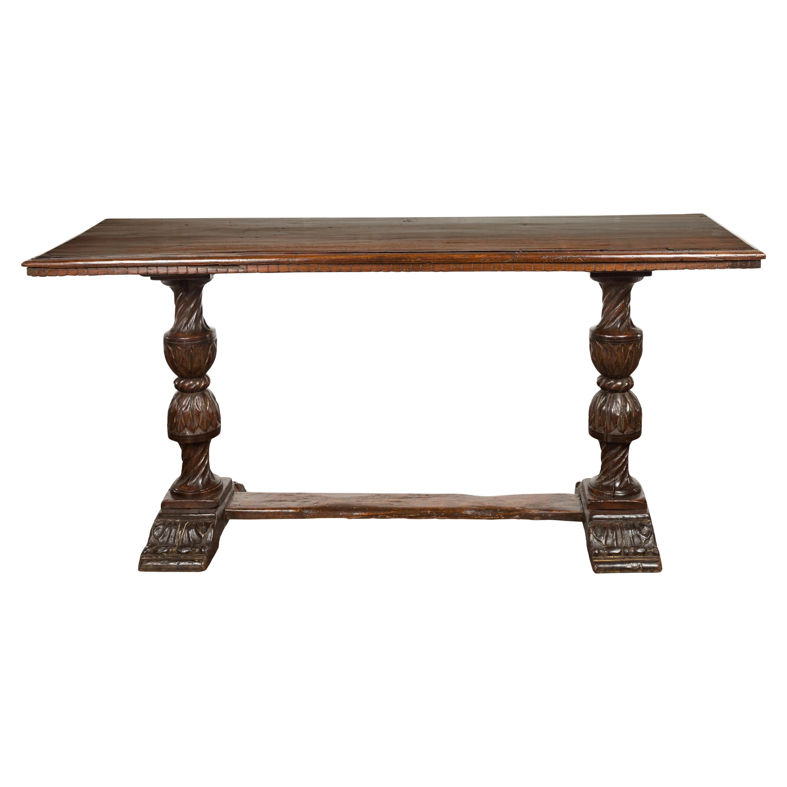 Italian 1820s Walnut Table with Carved Legs, Twisted Motifs and Waterleaves For Sale