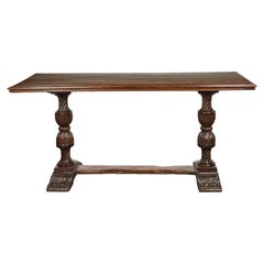 Table italienne des années 1820 en noyer avec pieds sculptés, motifs torsadés et feuilles d'eau