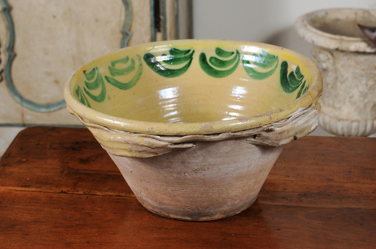 Italienische gelb glasierte italienische Keramikschale aus Calabria aus den 1820er Jahren mit grünen Akzenten (Töpferwaren) im Angebot
