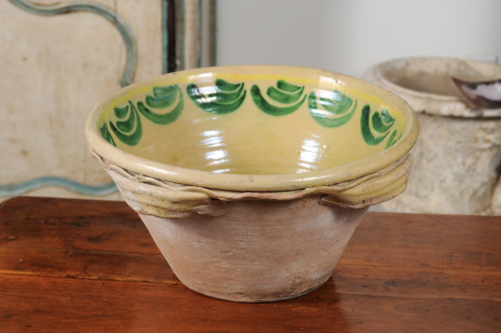 Italienische gelb glasierte italienische Keramikschale aus Calabria aus den 1820er Jahren mit grünen Akzenten im Angebot 1