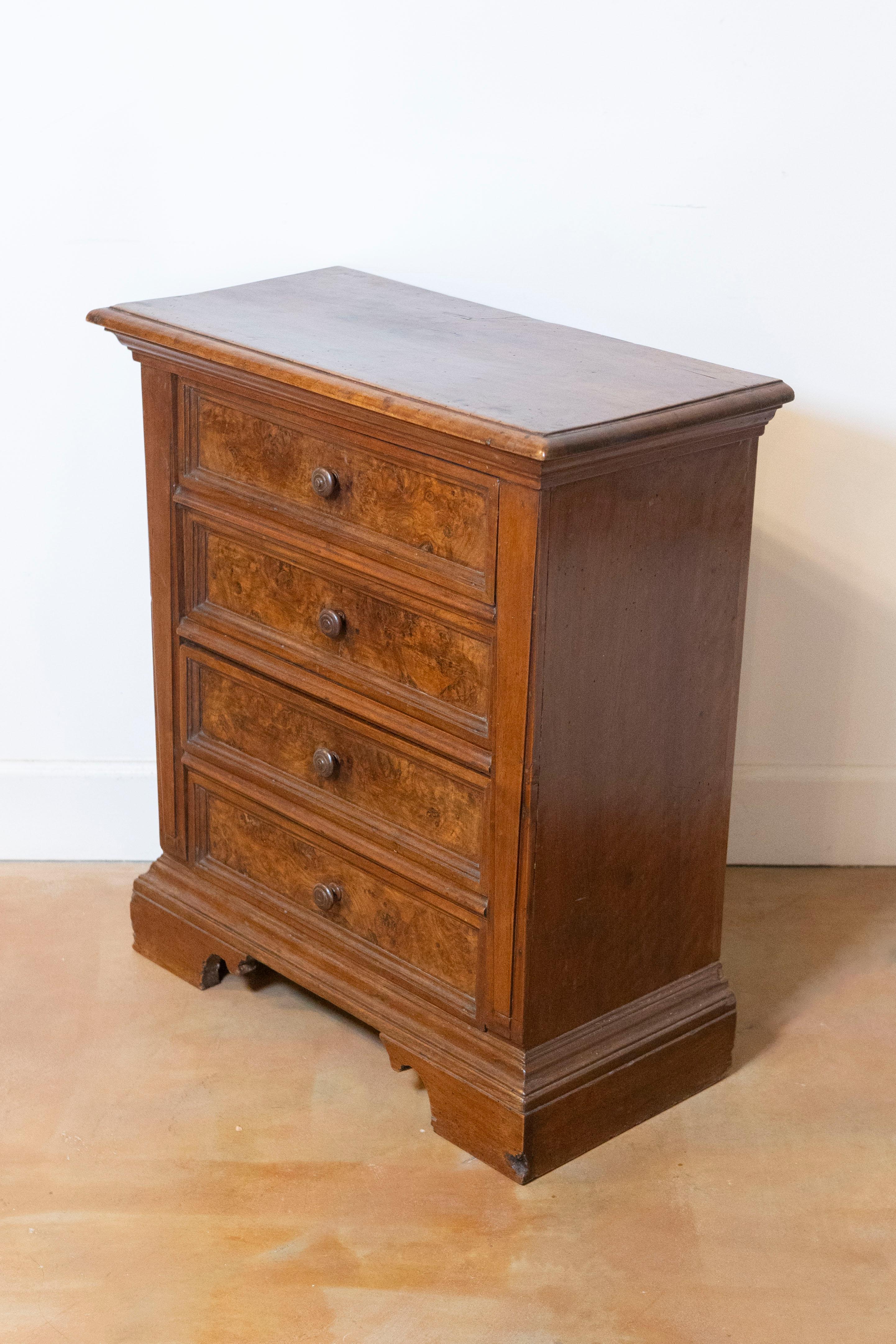 Italian 1840s Bedside Chest with Four Drawers, Burl Panels and Bracket Feet In Good Condition For Sale In Atlanta, GA