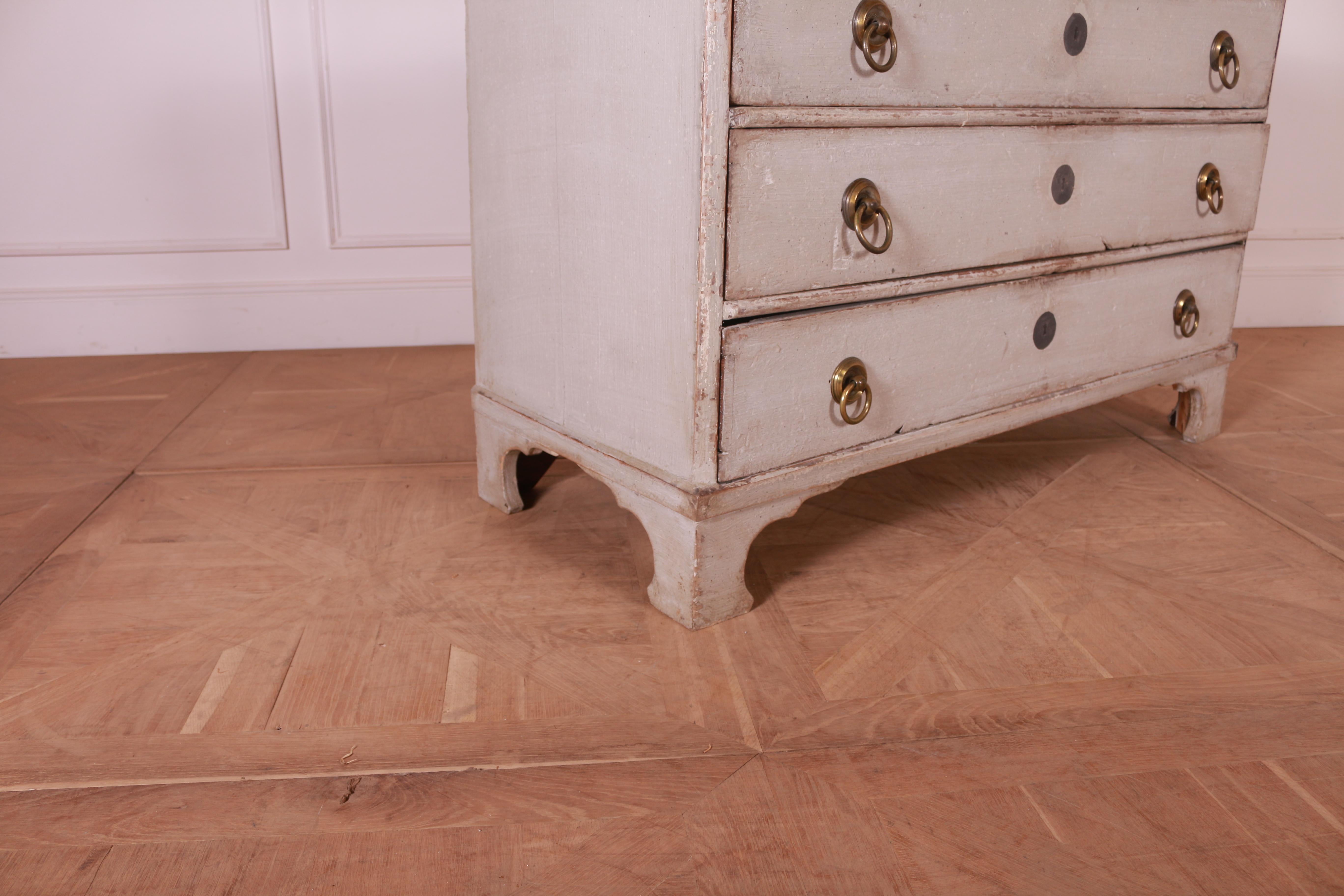 Italian 1840s Light Gray Painted Three-Drawer Commode with Carved Bracket Feet 5