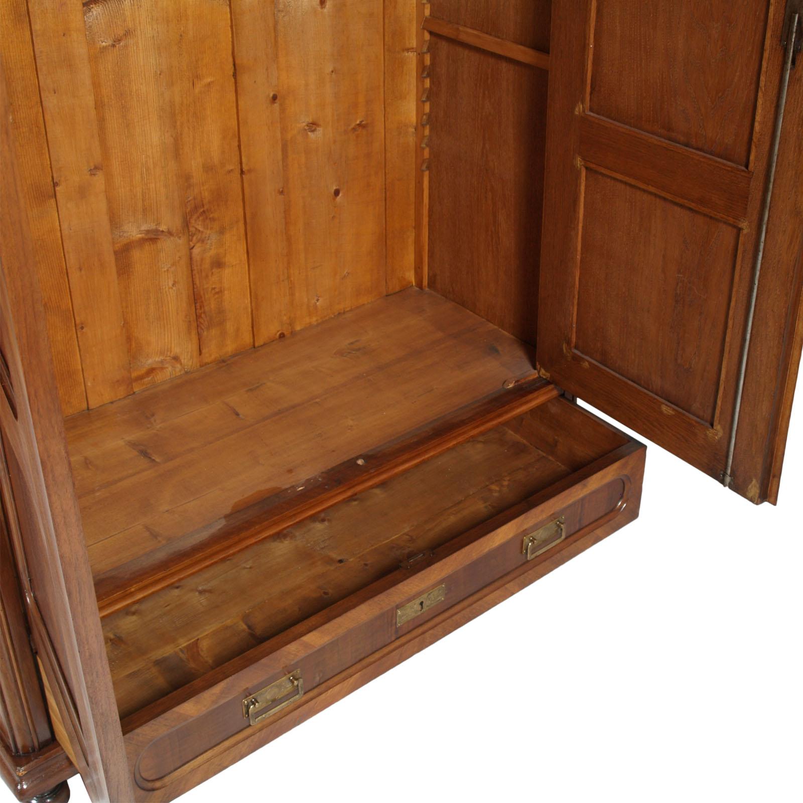 Louis-Philippe Armoire ou bibliothèque italienne Louis Philippe des années 1850, en noyer blond et placage de noyer en vente