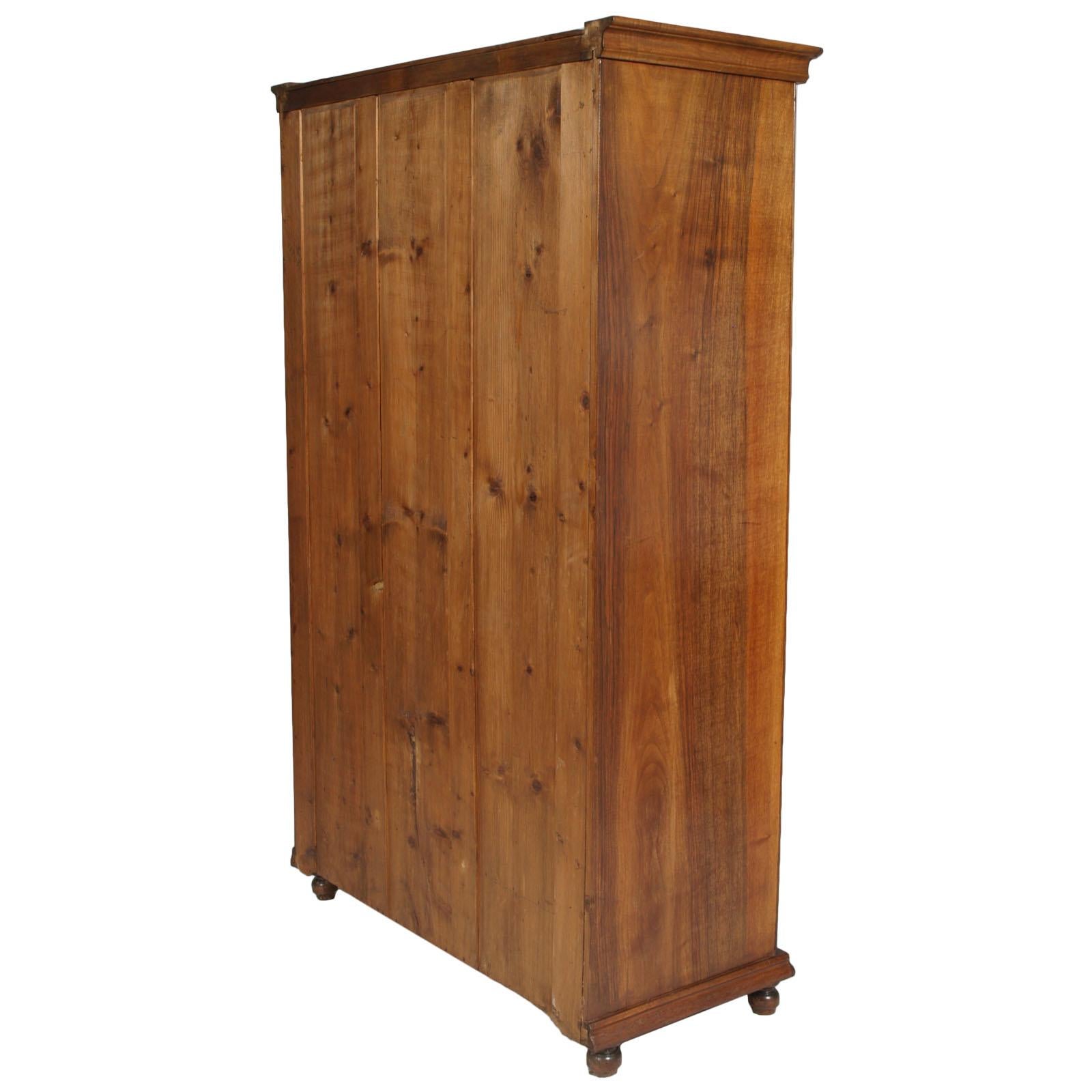 XIXe siècle Armoire ou bibliothèque italienne Louis Philippe des années 1850, en noyer blond et placage de noyer en vente