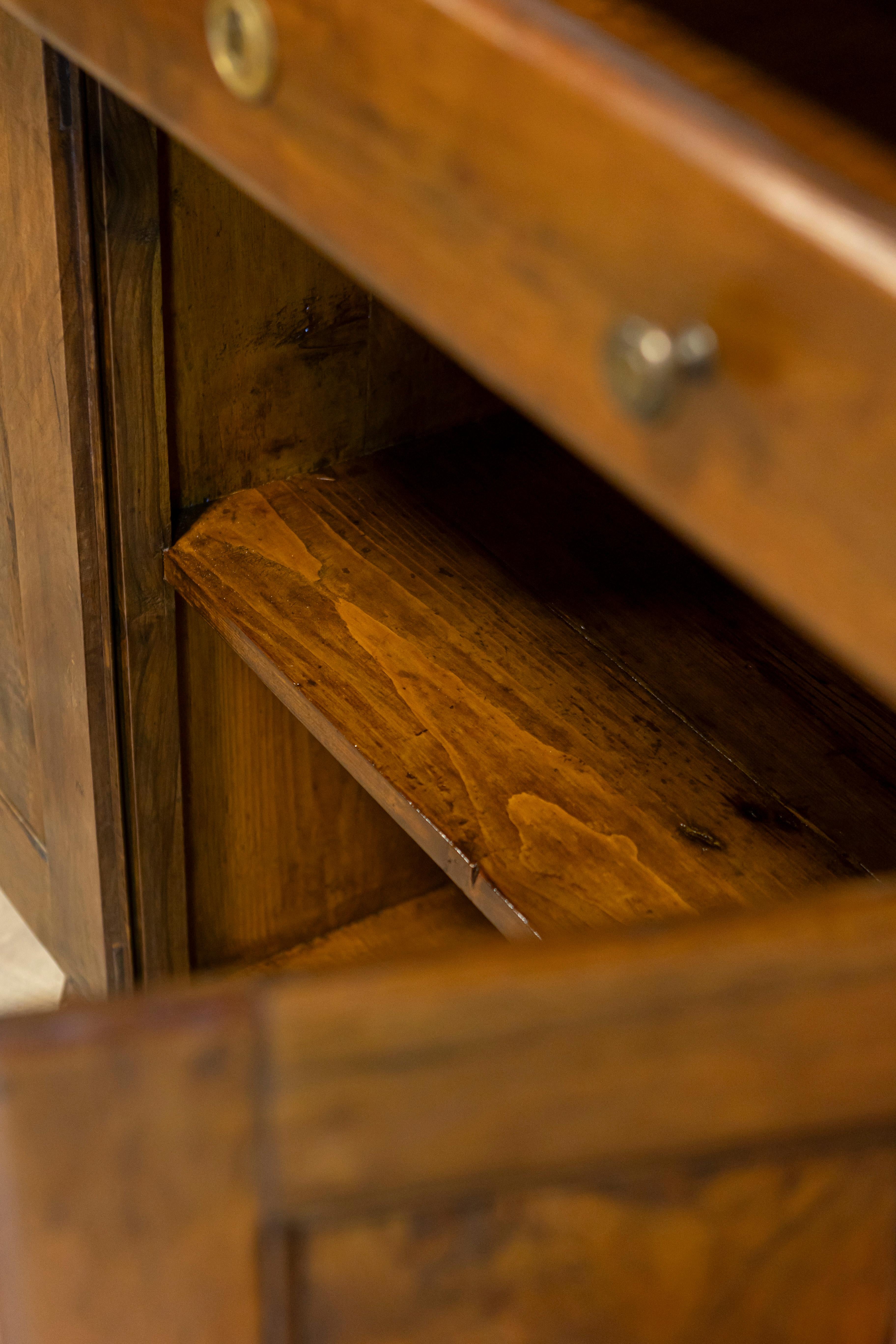 Italienische Nussbaum-Credenza von 1850 mit schrägen Seiten, drei Schubladen über vier Türen im Angebot 4