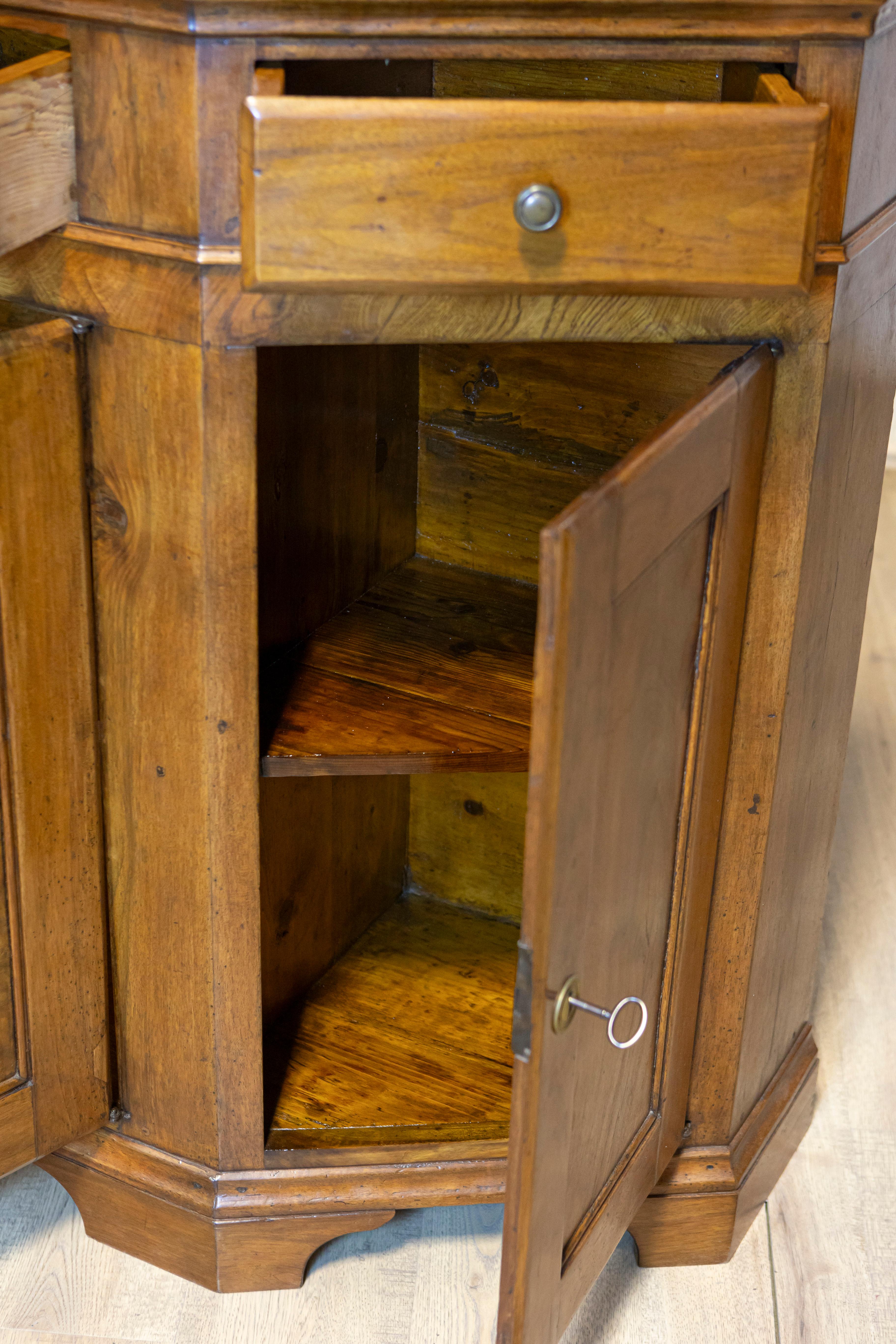 Italienische Nussbaum-Credenza von 1850 mit schrägen Seiten, drei Schubladen über vier Türen im Angebot 5