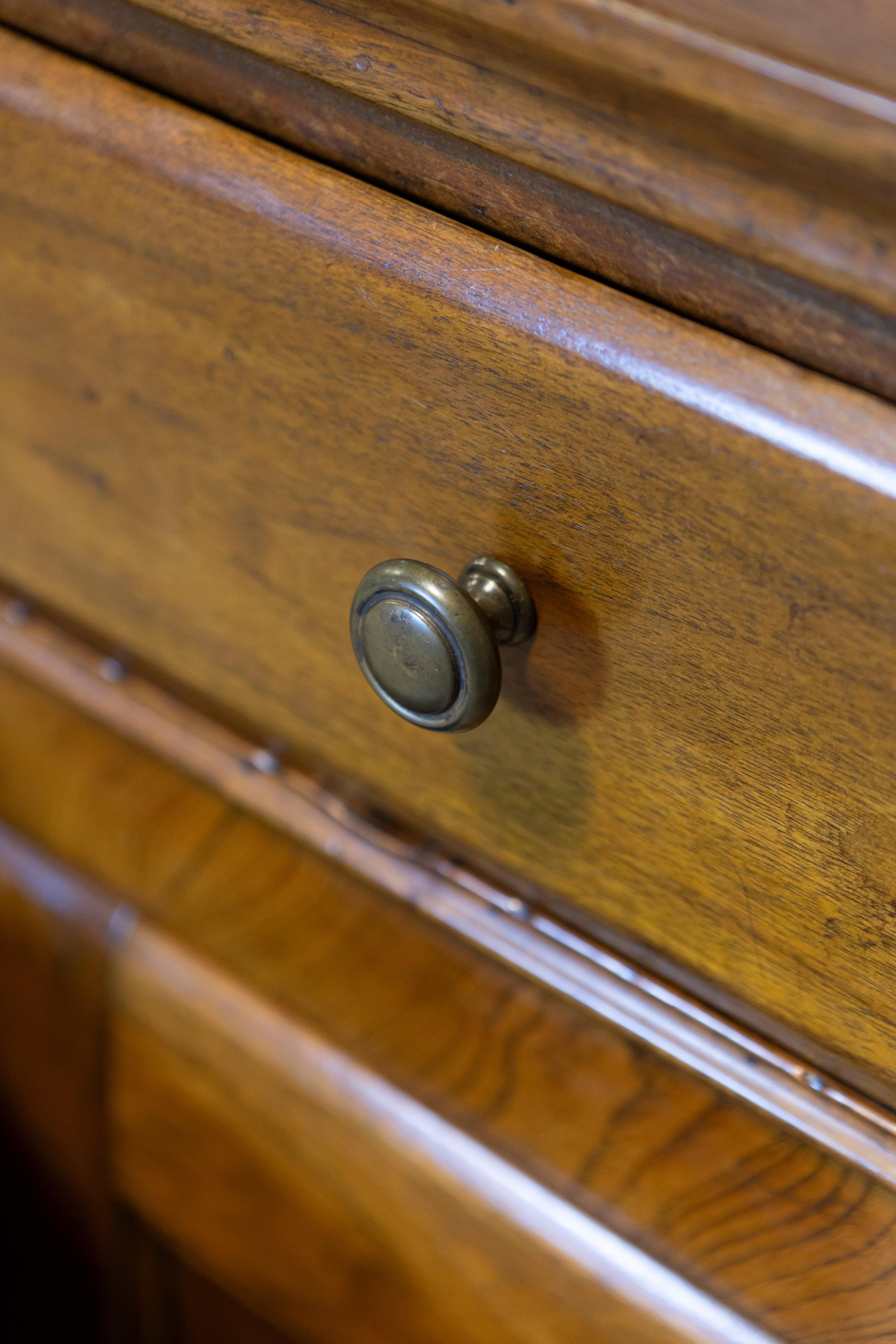 Italienische Nussbaum-Credenza von 1850 mit schrägen Seiten, drei Schubladen über vier Türen im Angebot 6