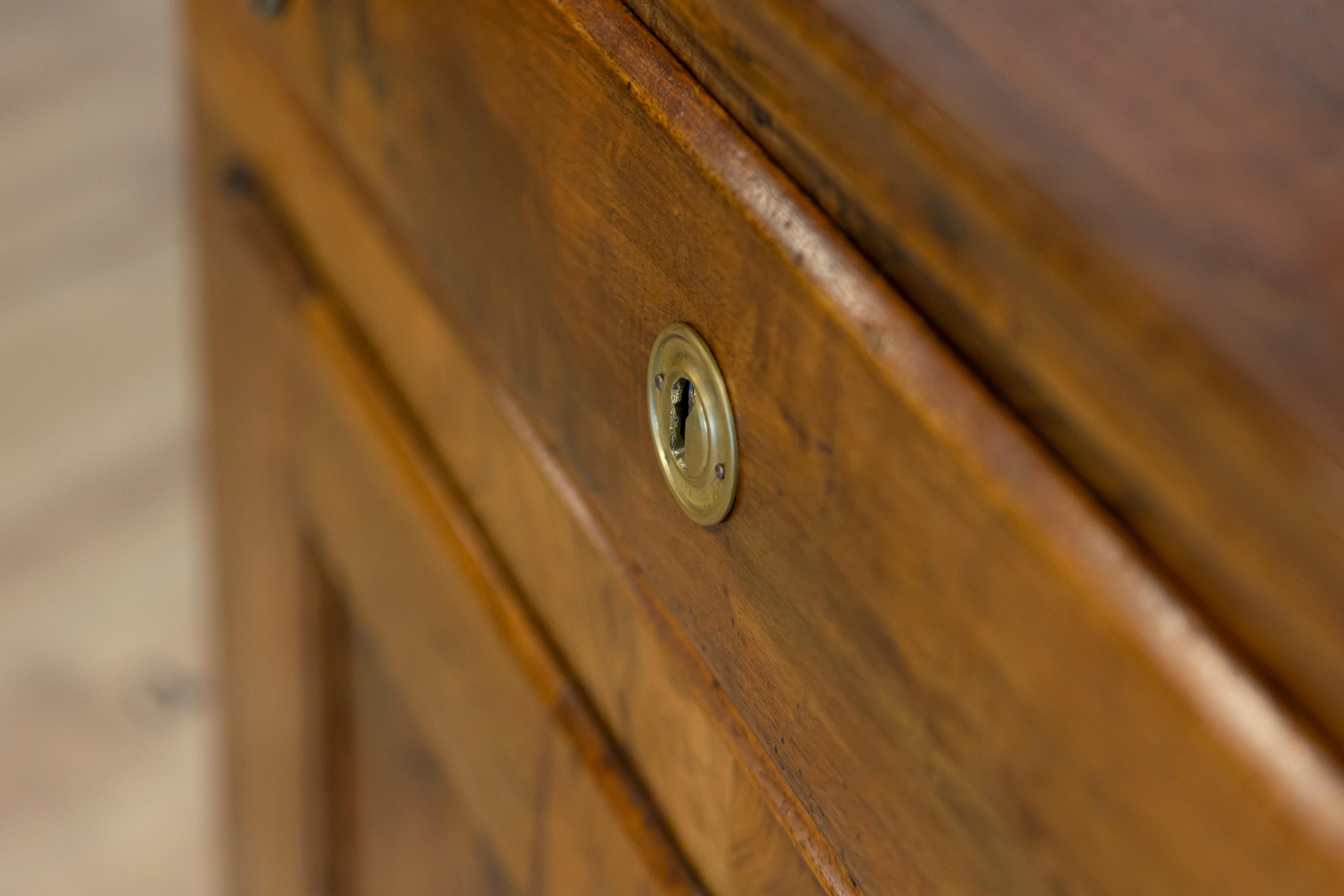 Italienische Nussbaum-Credenza von 1850 mit schrägen Seiten, drei Schubladen über vier Türen im Angebot 7