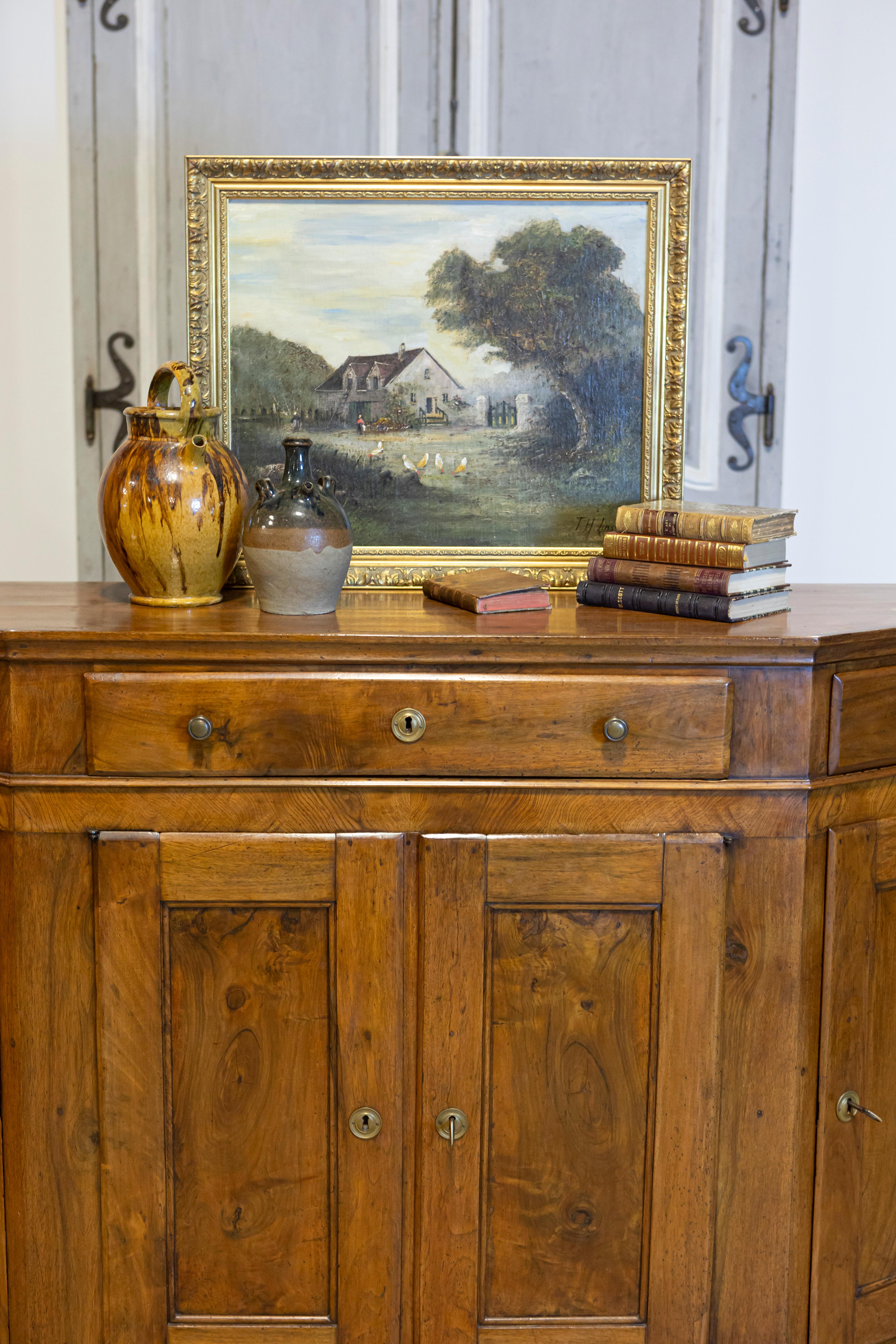 Italienische Nussbaum-Credenza von 1850 mit schrägen Seiten, drei Schubladen über vier Türen im Angebot 8