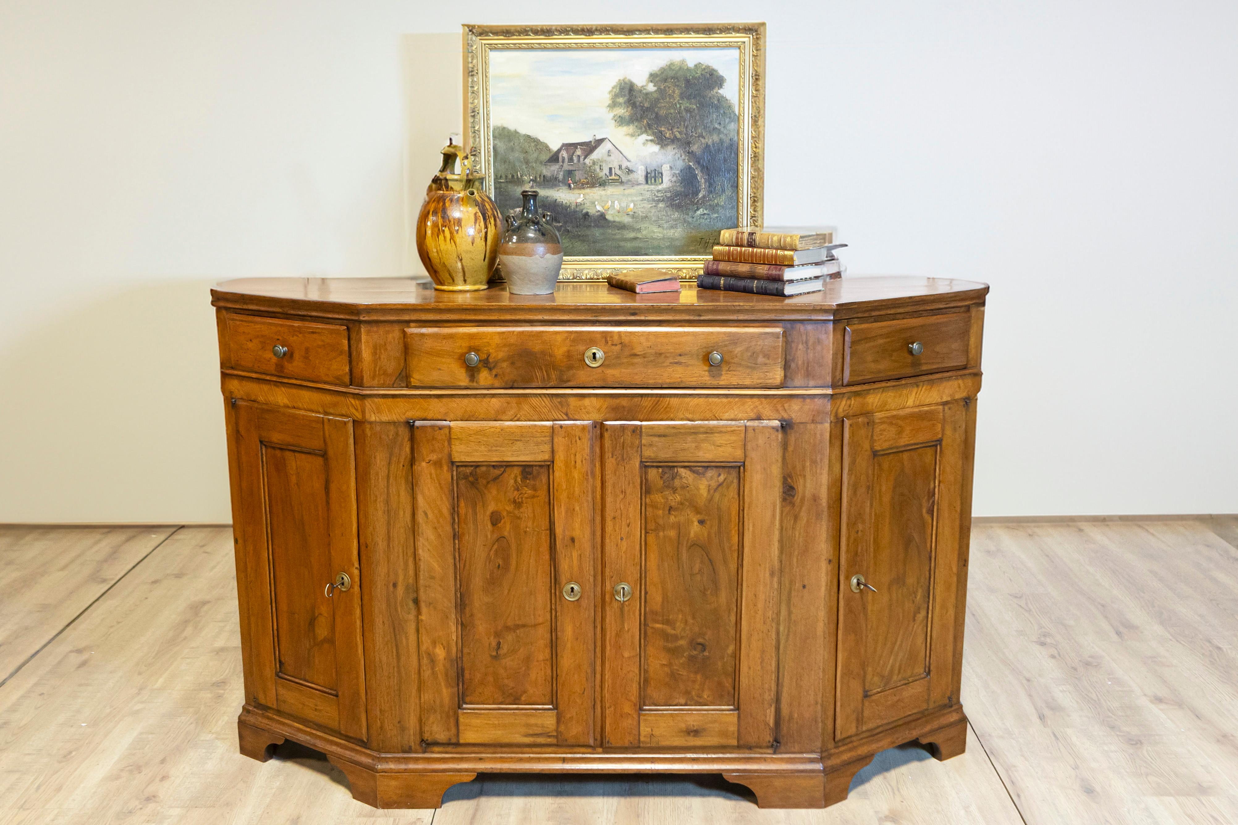Italienische Nussbaum-Credenza von 1850 mit schrägen Seiten, drei Schubladen über vier Türen im Angebot 9