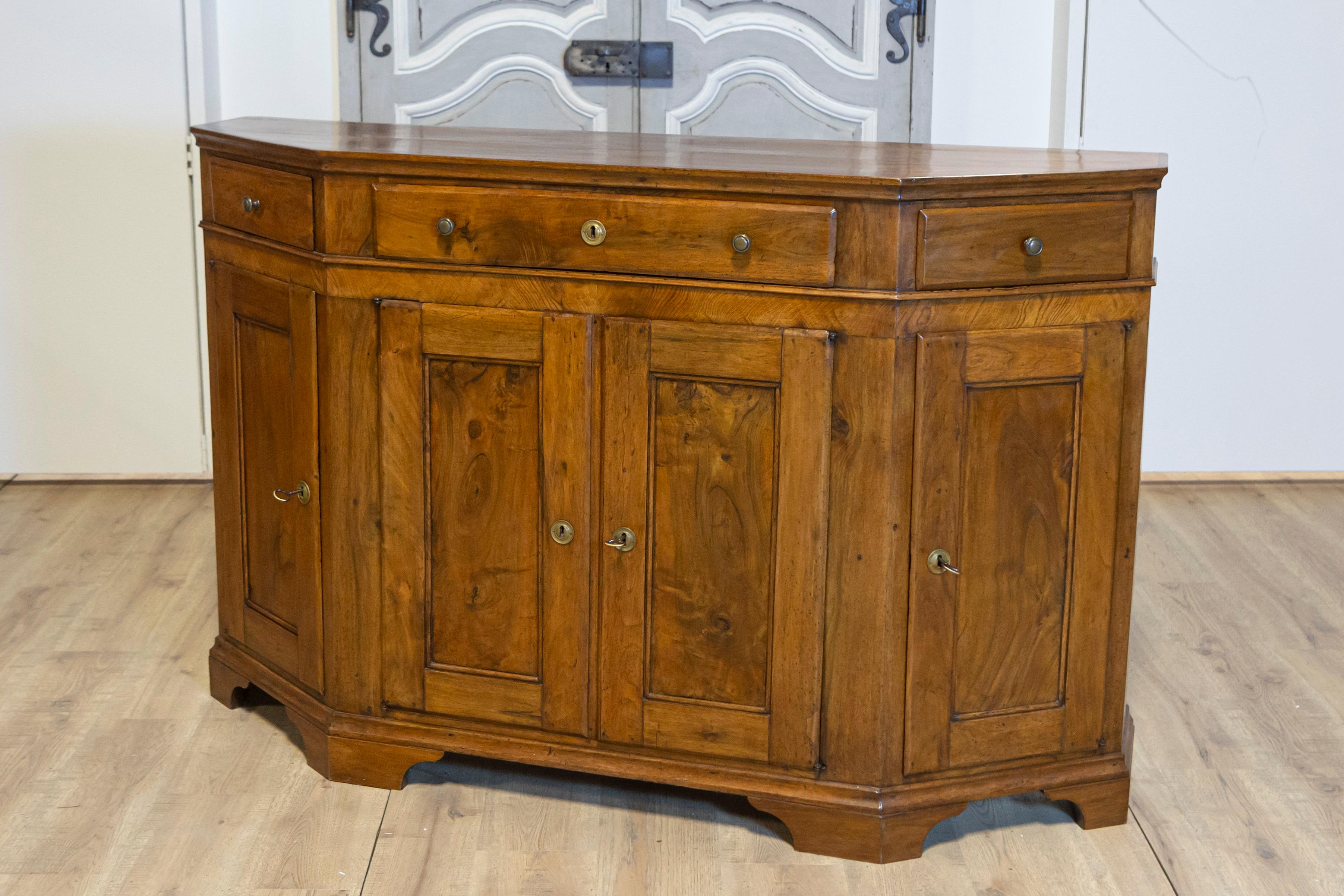 Italienische Nussbaum-Credenza von 1850 mit schrägen Seiten, drei Schubladen über vier Türen im Zustand „Gut“ im Angebot in Atlanta, GA