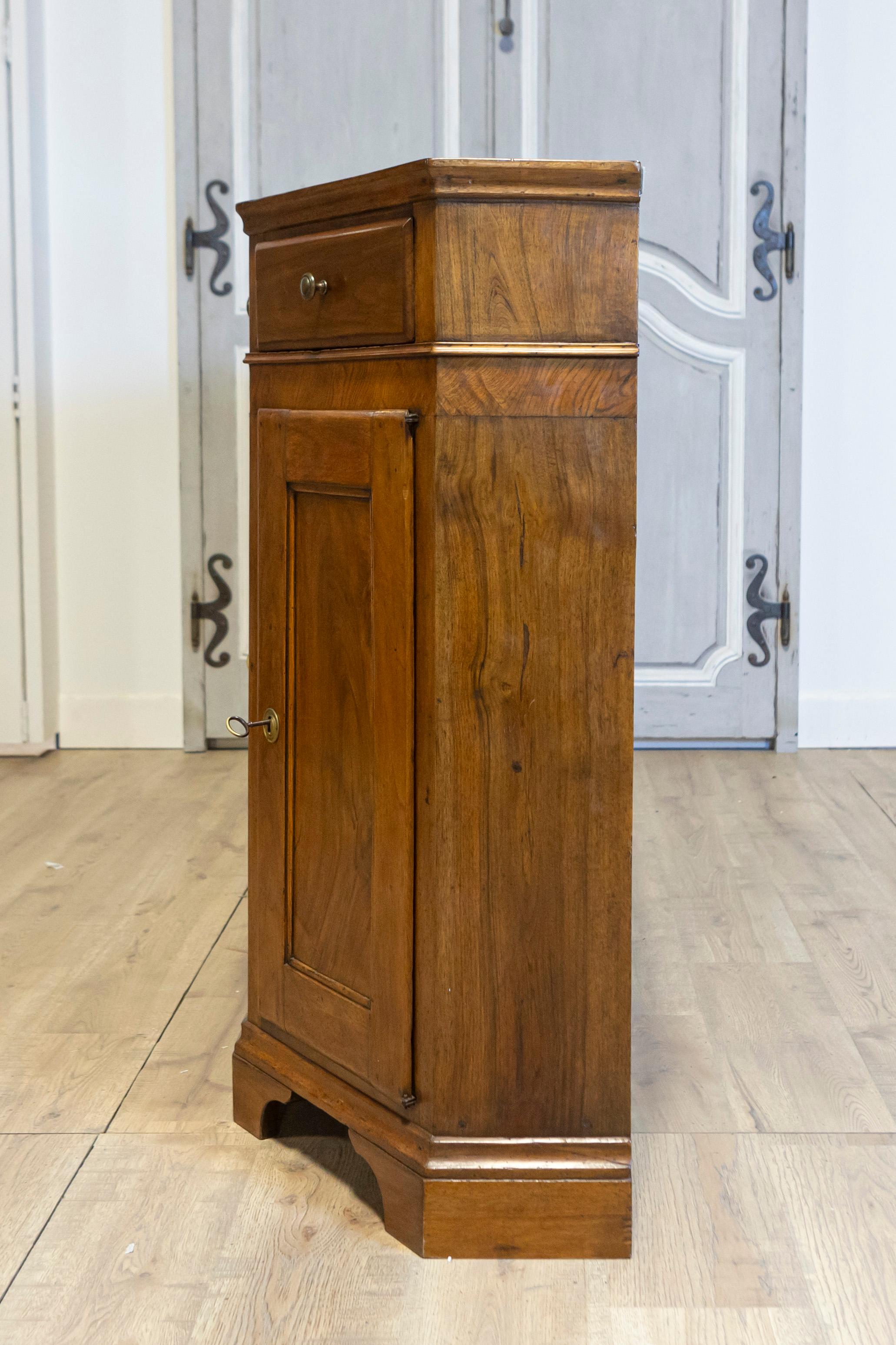 Italienische Nussbaum-Credenza von 1850 mit schrägen Seiten, drei Schubladen über vier Türen im Angebot 1