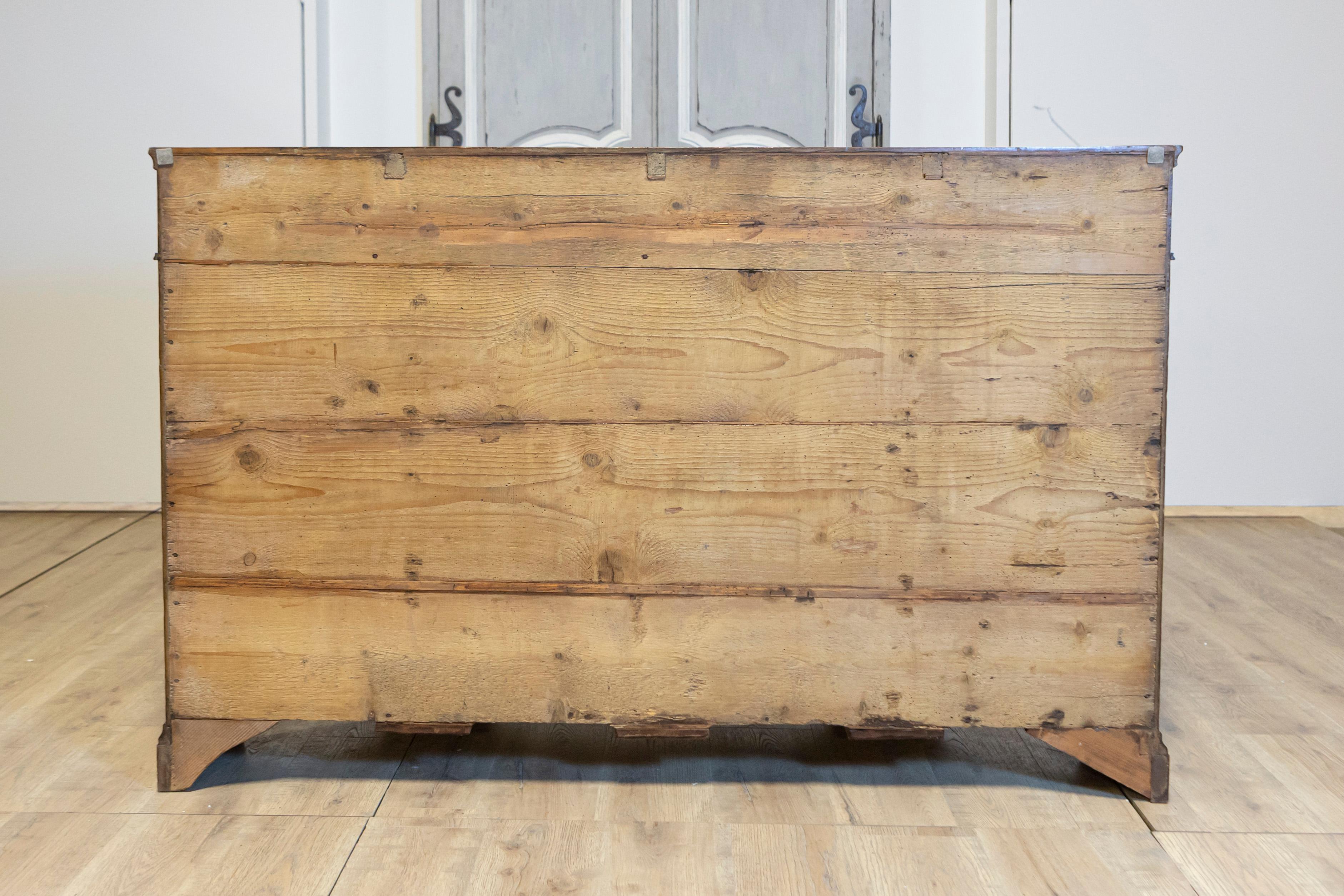 Italienische Nussbaum-Credenza von 1850 mit schrägen Seiten, drei Schubladen über vier Türen im Angebot 2