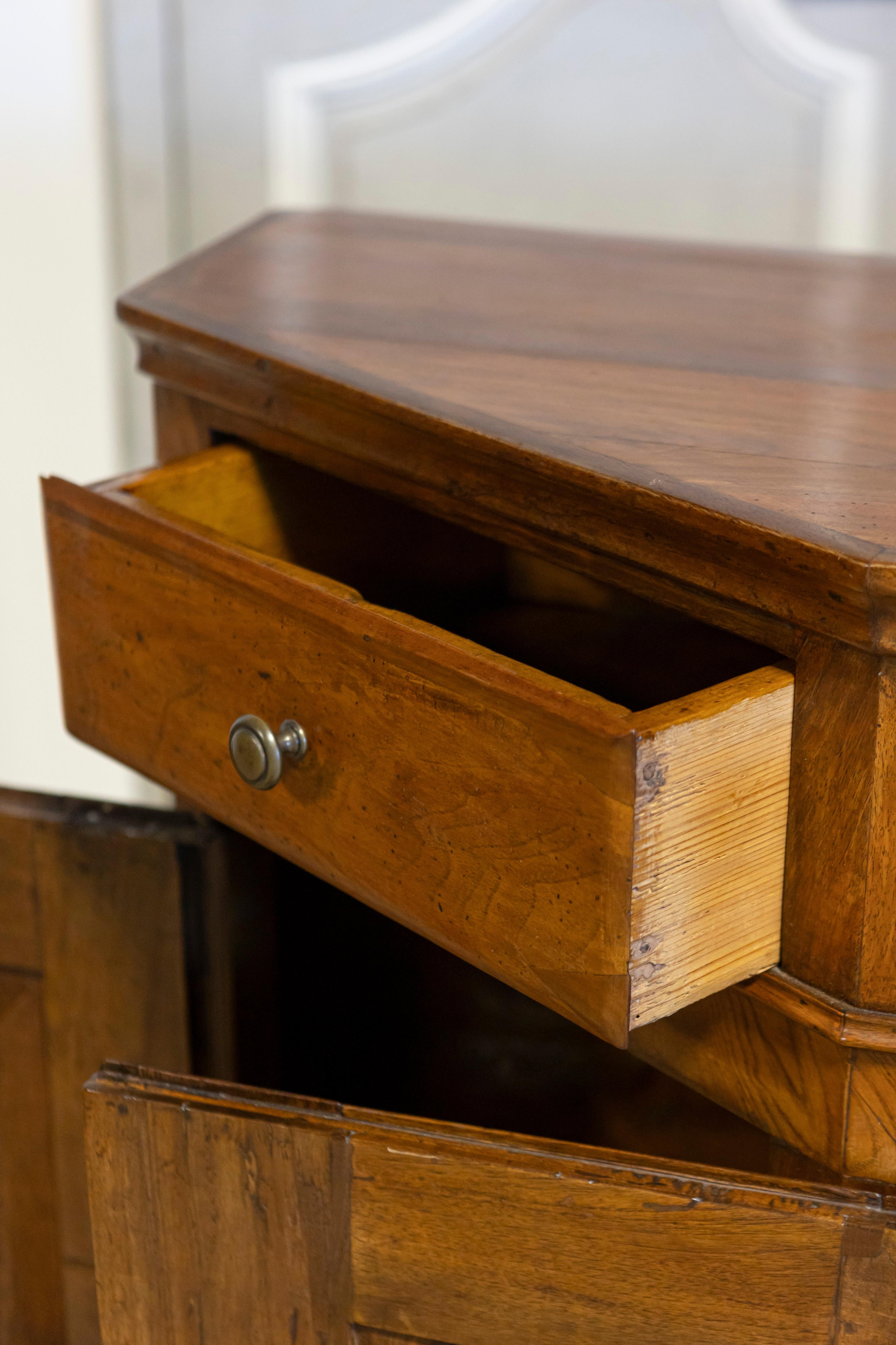 Italienische Nussbaum-Credenza von 1850 mit schrägen Seiten, drei Schubladen über vier Türen im Angebot 3
