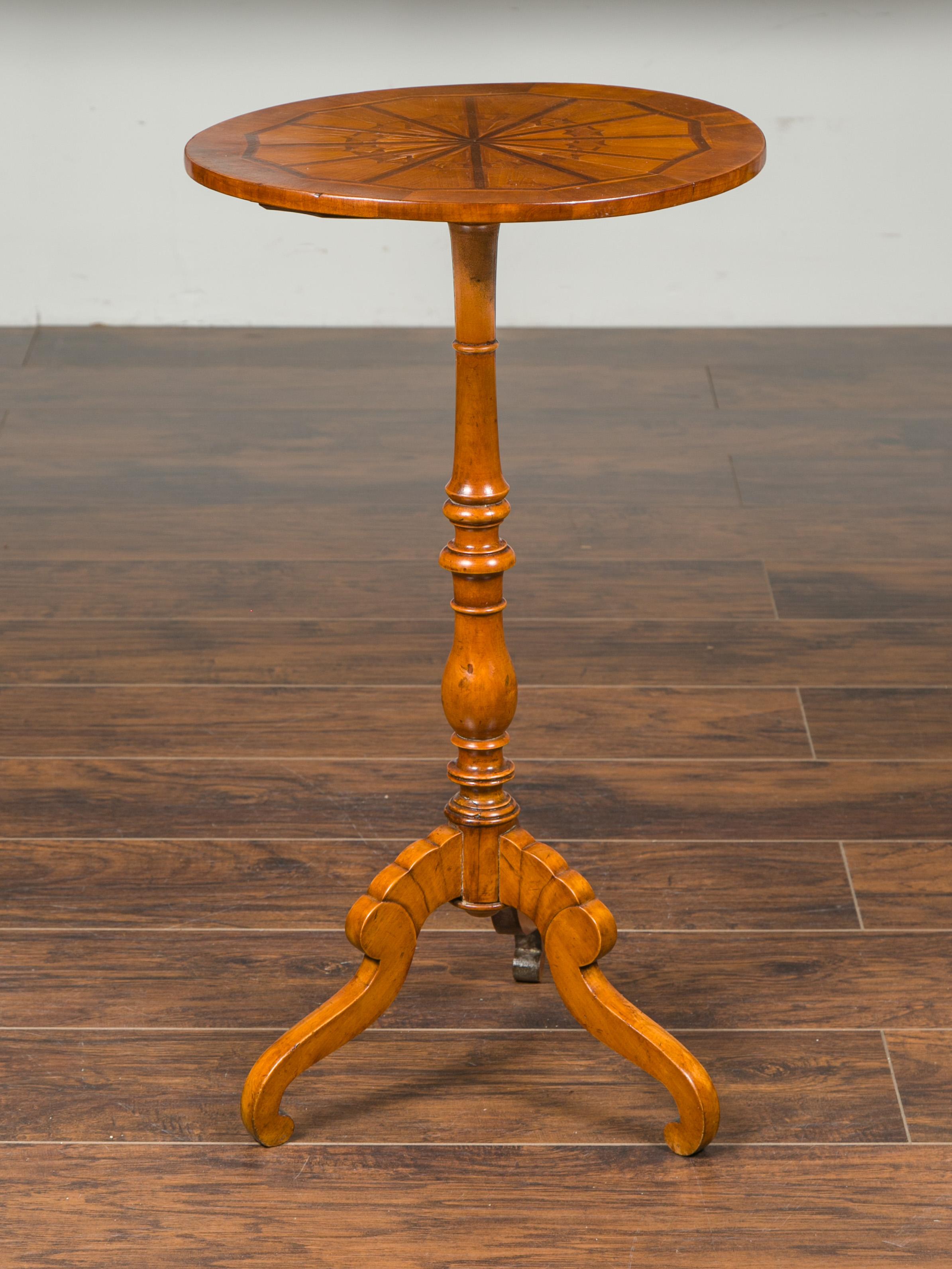 An Italian walnut guéridon side table from the mid-19th century, with marquetry top and tripod base. Created in Italy during the 1850s, this walnut guéridon table features a circular top adorned with delicate stars in marquetry, resting above a