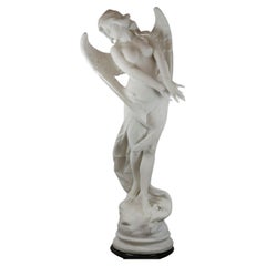 Italiano, 1858-1941 Escultura de mármol de Carrara "Un Angelo" de Emilio Fiaschi