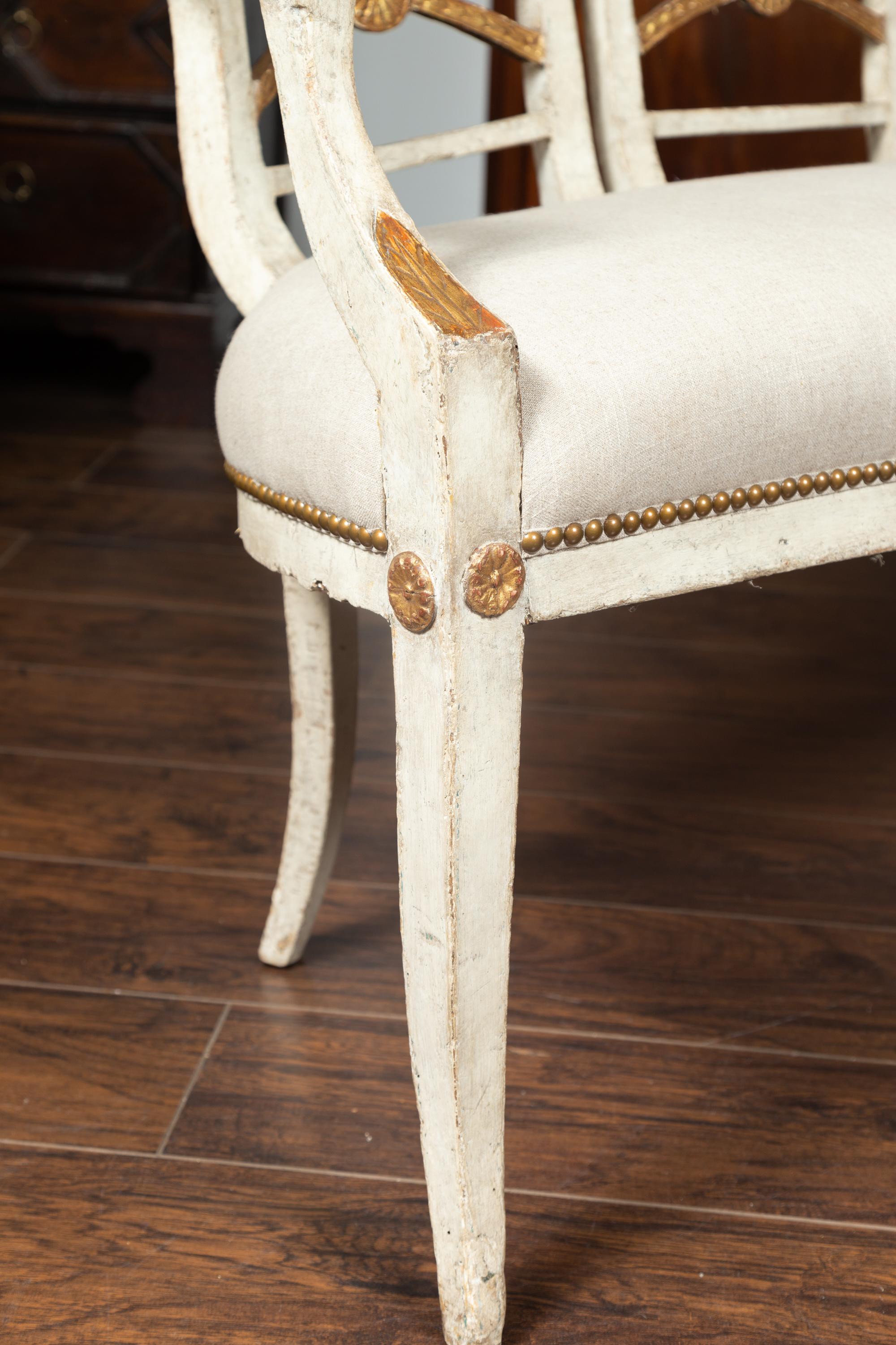 Banco italiano de madera pintada de 1860 con detalles dorados y tapicería nueva en venta 2