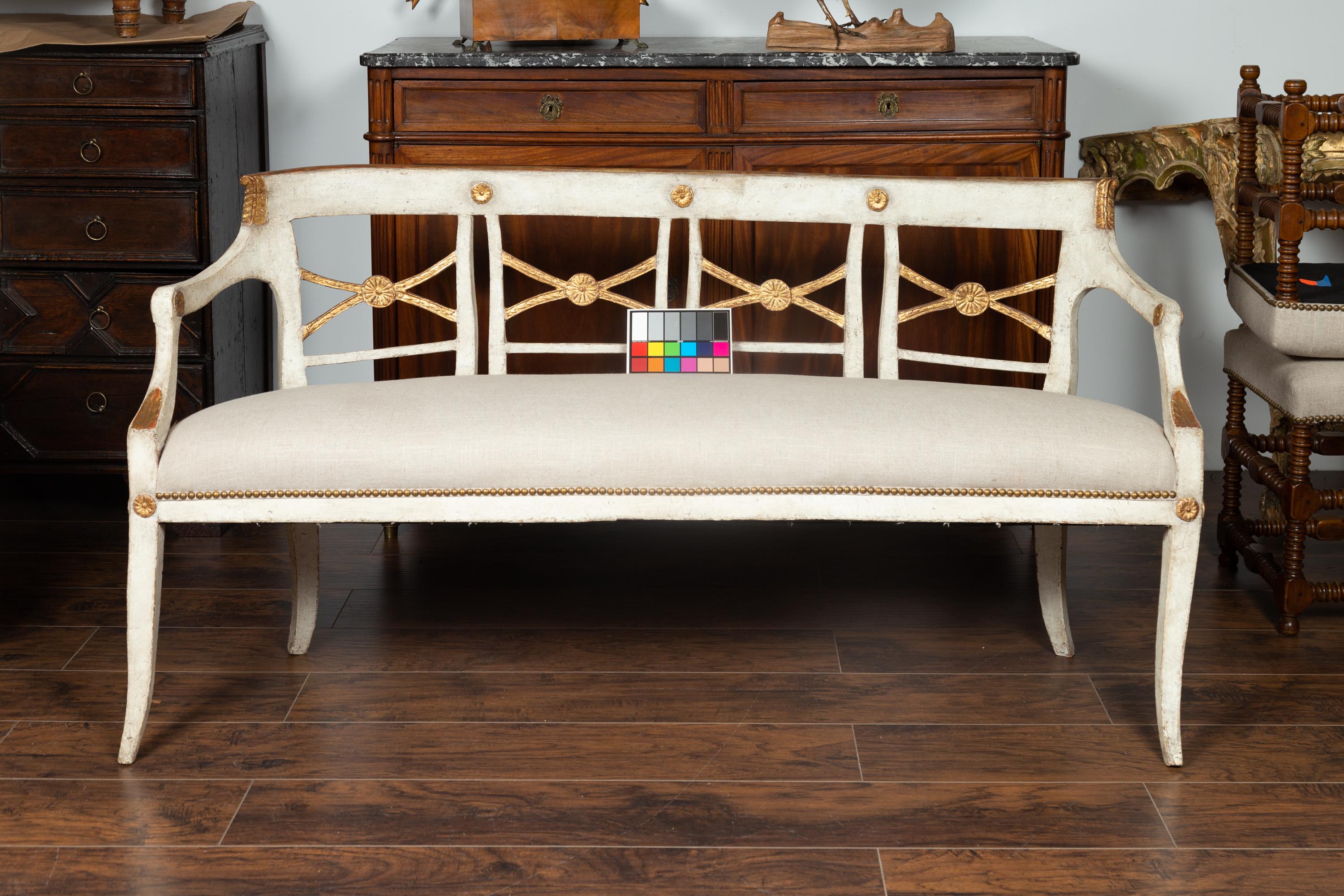 Banco italiano de madera pintada de 1860 con detalles dorados y tapicería nueva en venta 9