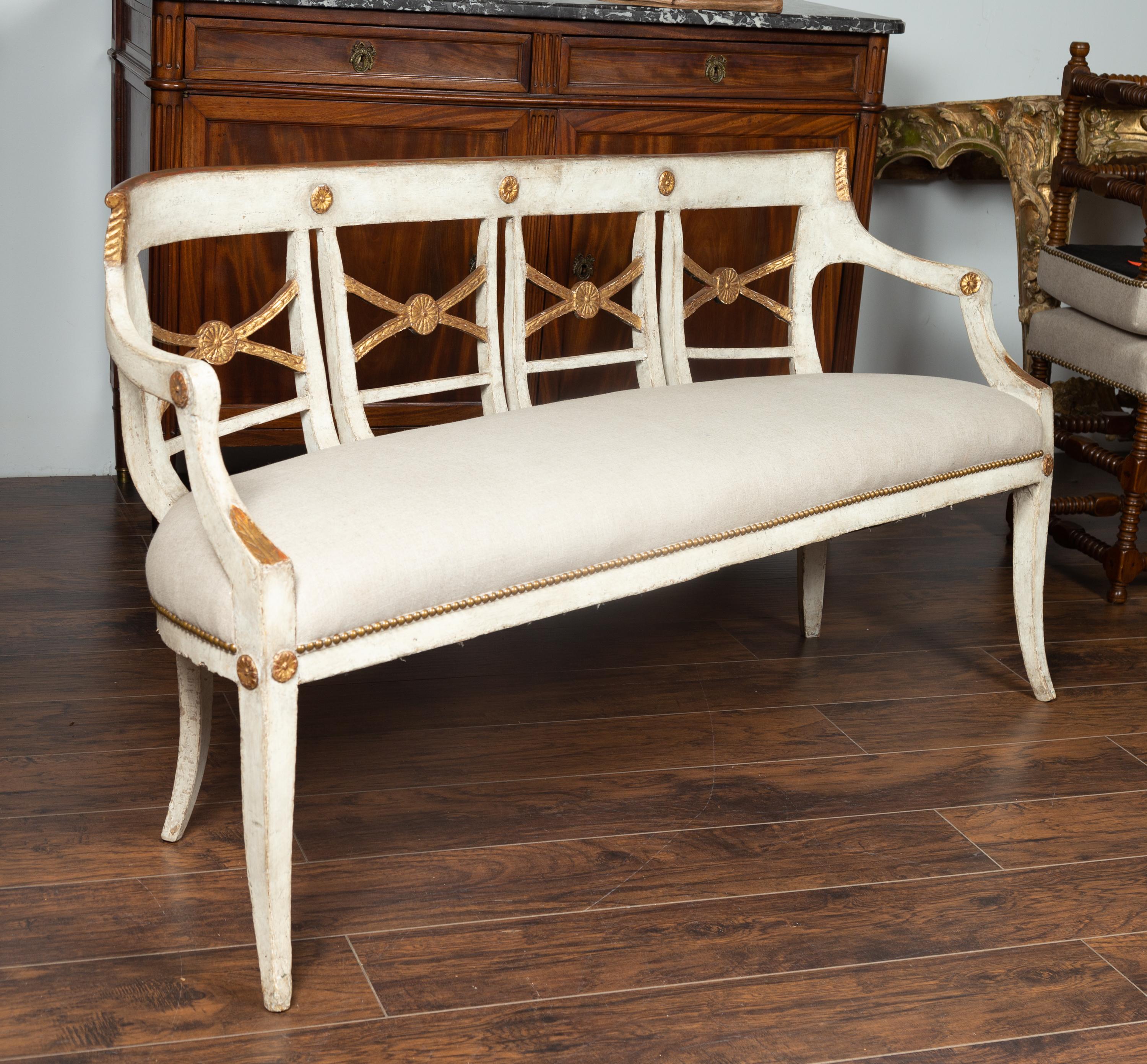 Banco italiano de madera pintada de 1860 con detalles dorados y tapicería nueva Italiano en venta