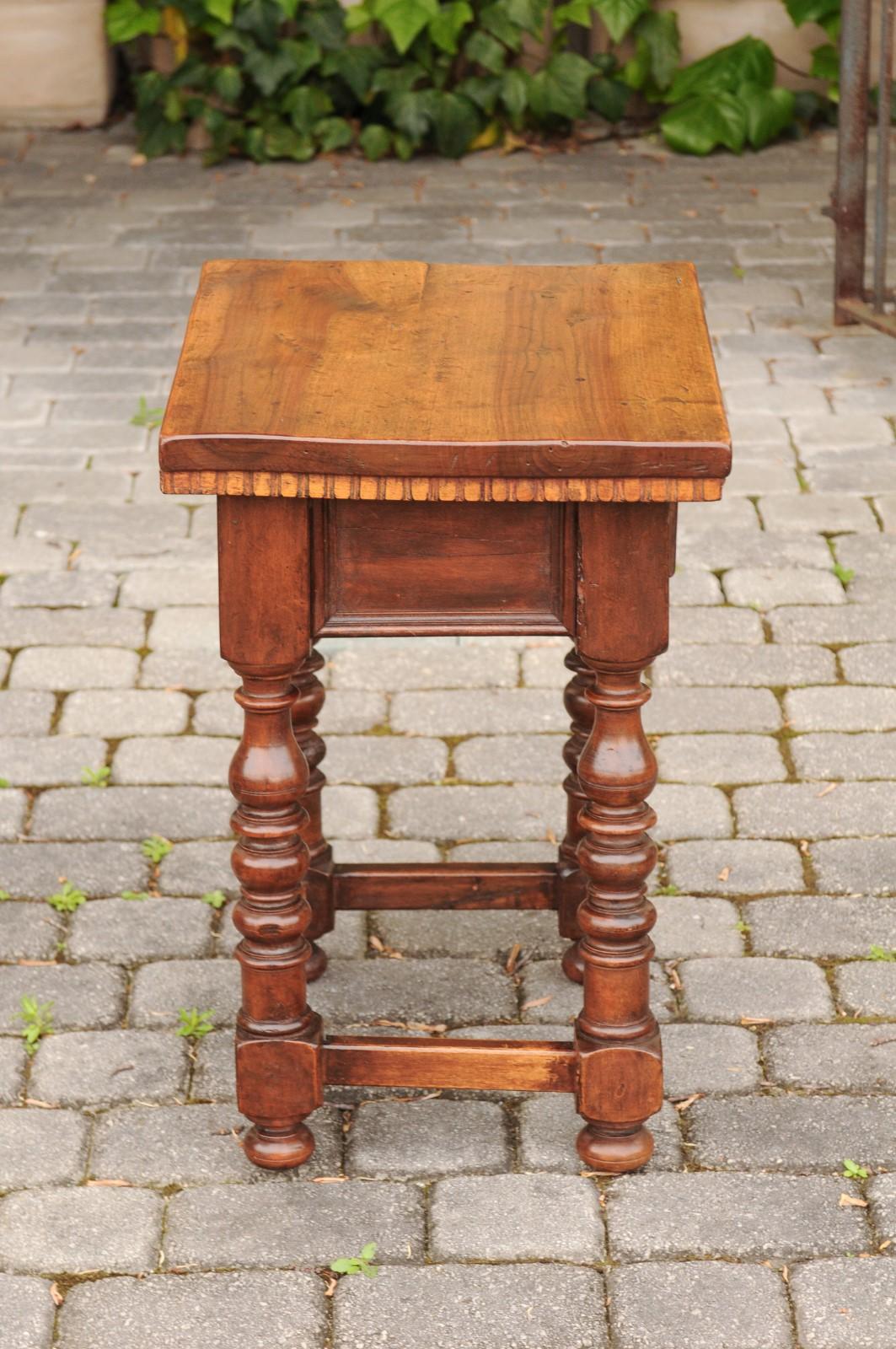 Italian 1870s Walnut Side Table with Dentil Molding, Drawer and Turned Base For Sale 4