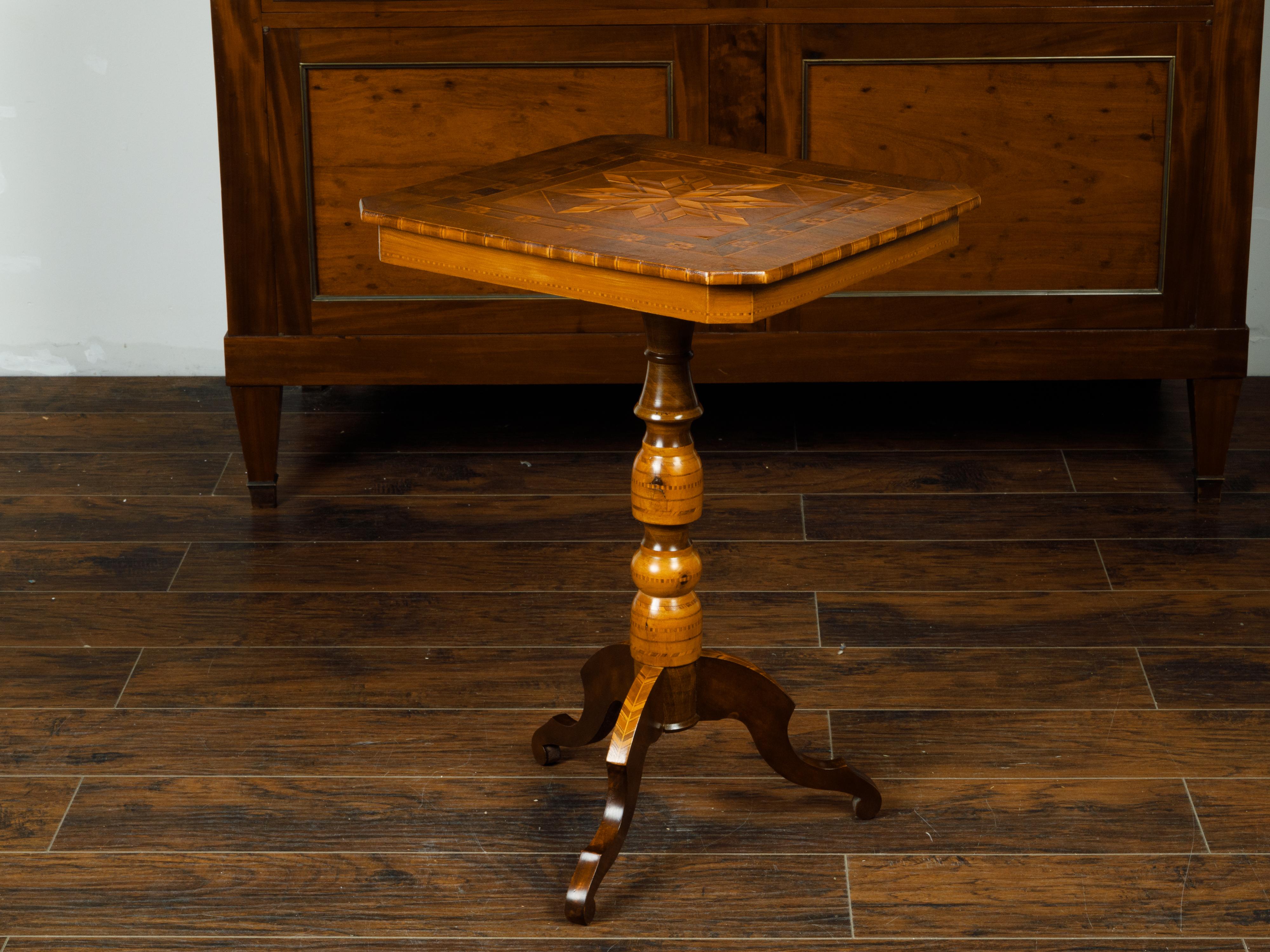 Italian 1880s Guéridon Pedestal Table with Marquetry Décor and Tripod Base For Sale 2