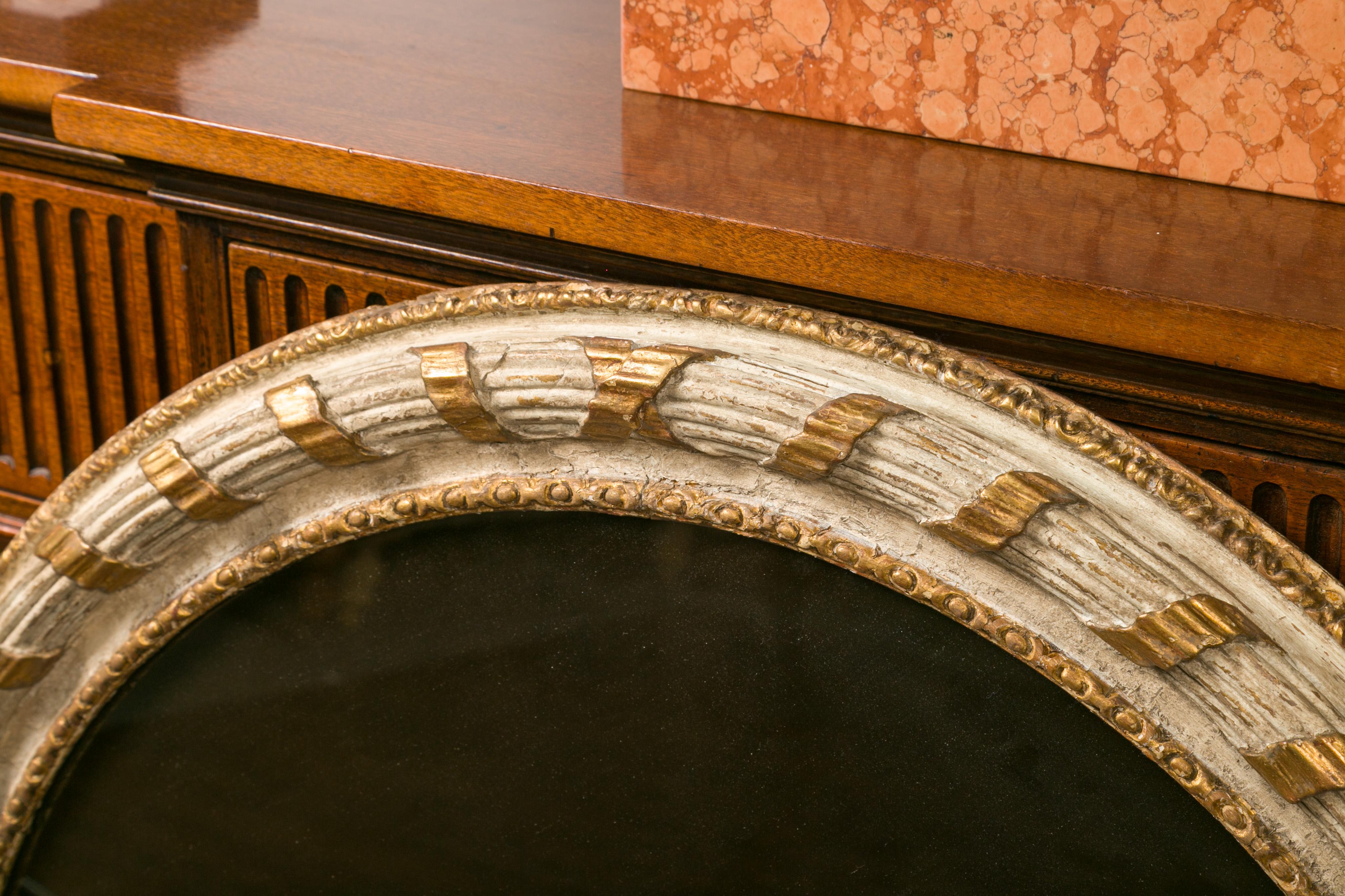 Italian 1880s Parcel-Gilt and Painted Circular Mirror with Carved Ribbon For Sale 7