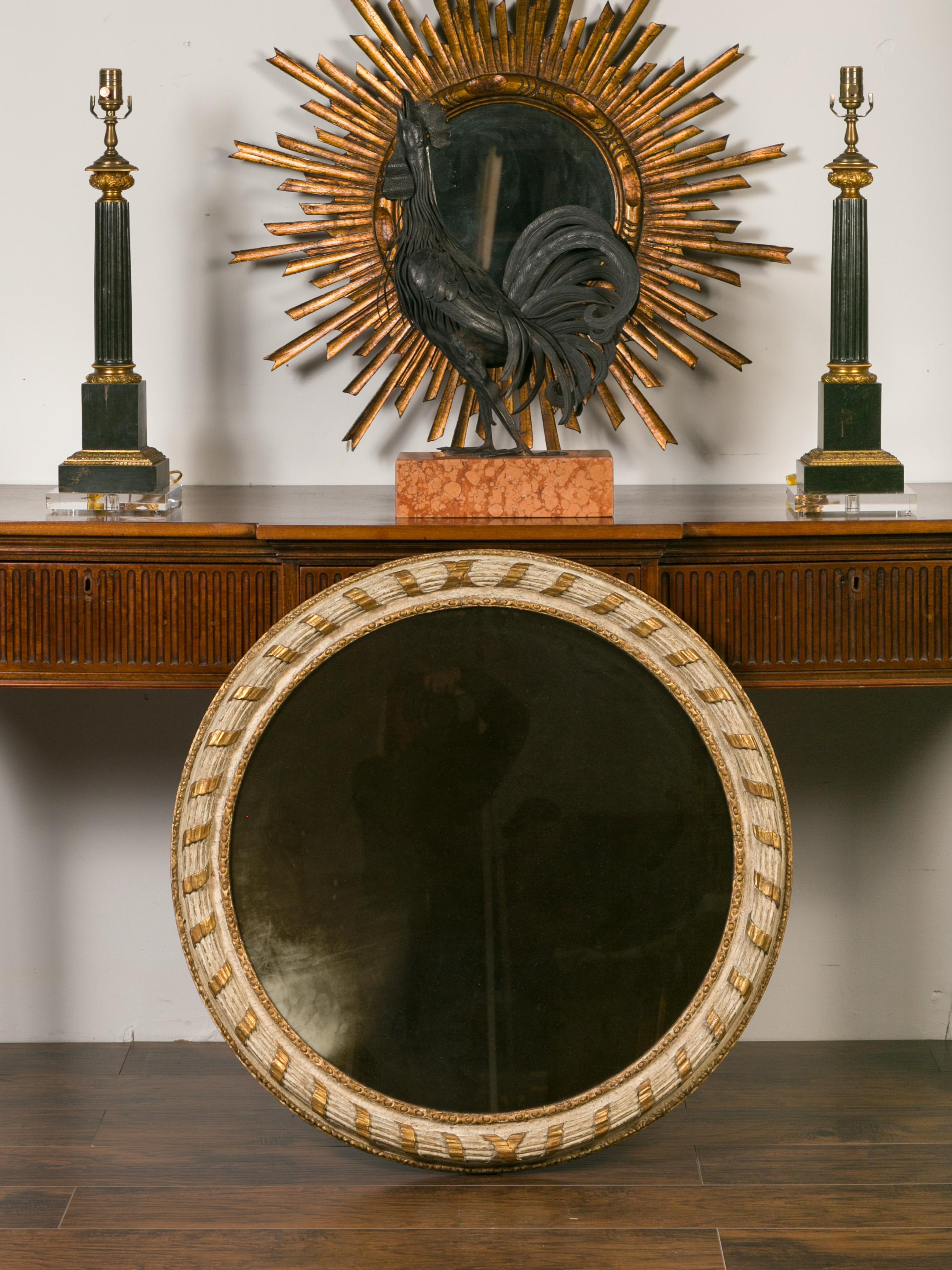 Italian 1880s Parcel-Gilt and Painted Circular Mirror with Carved Ribbon For Sale 9