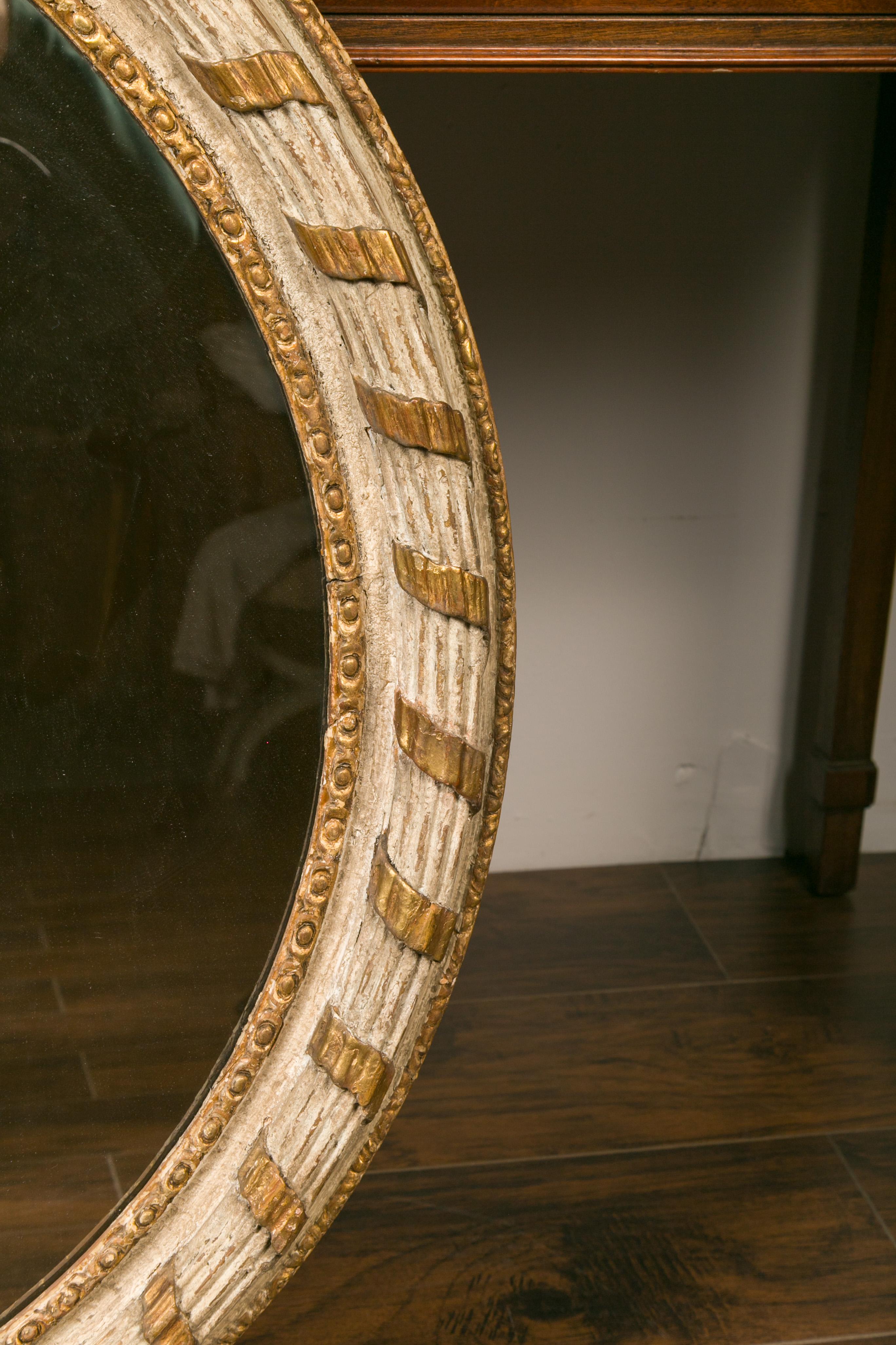 Italienischer paketvergoldeter und bemalter Rundspiegel von 1880 mit geschnitztem Band (Gemalt) im Angebot