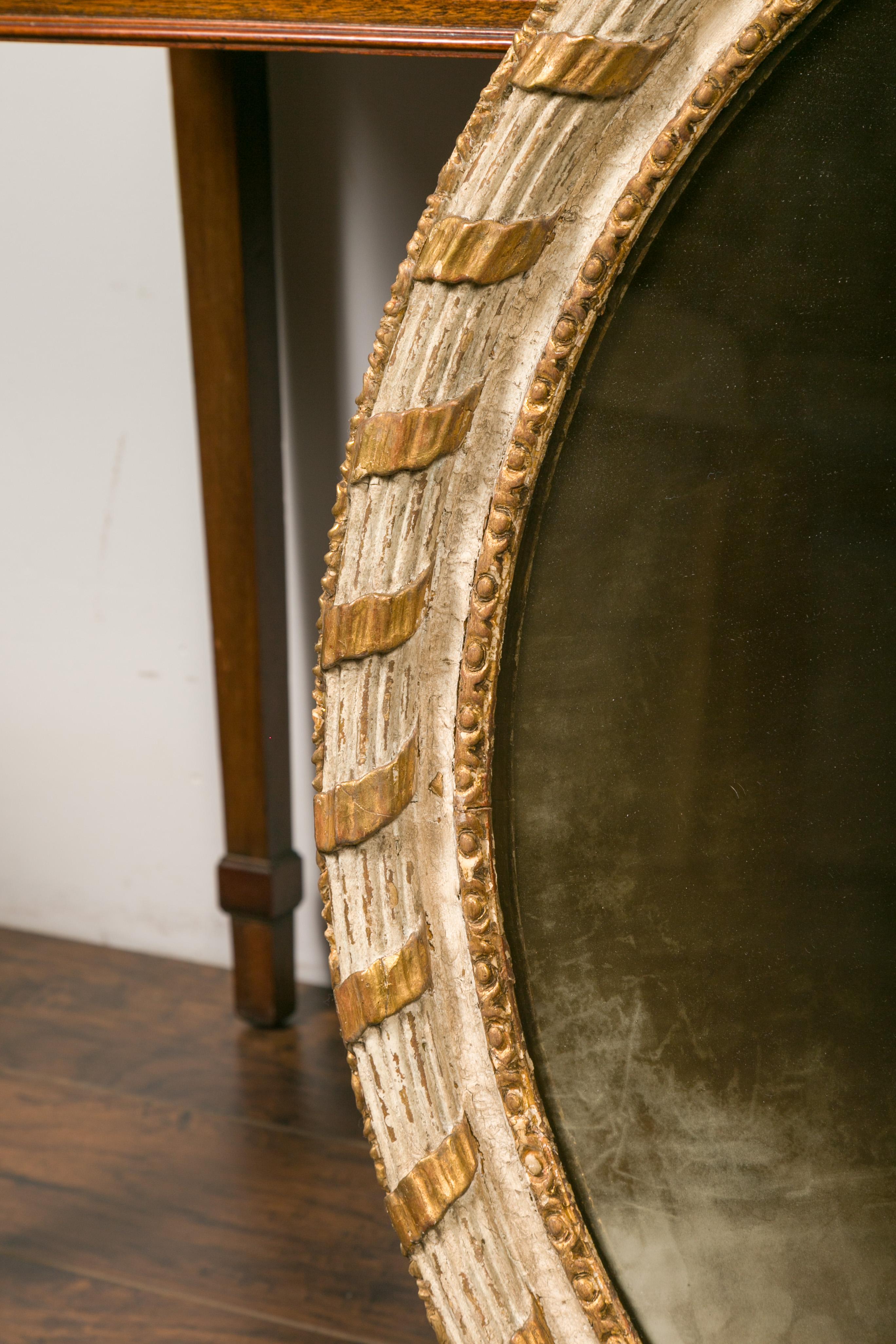 Italian 1880s Parcel-Gilt and Painted Circular Mirror with Carved Ribbon For Sale 2