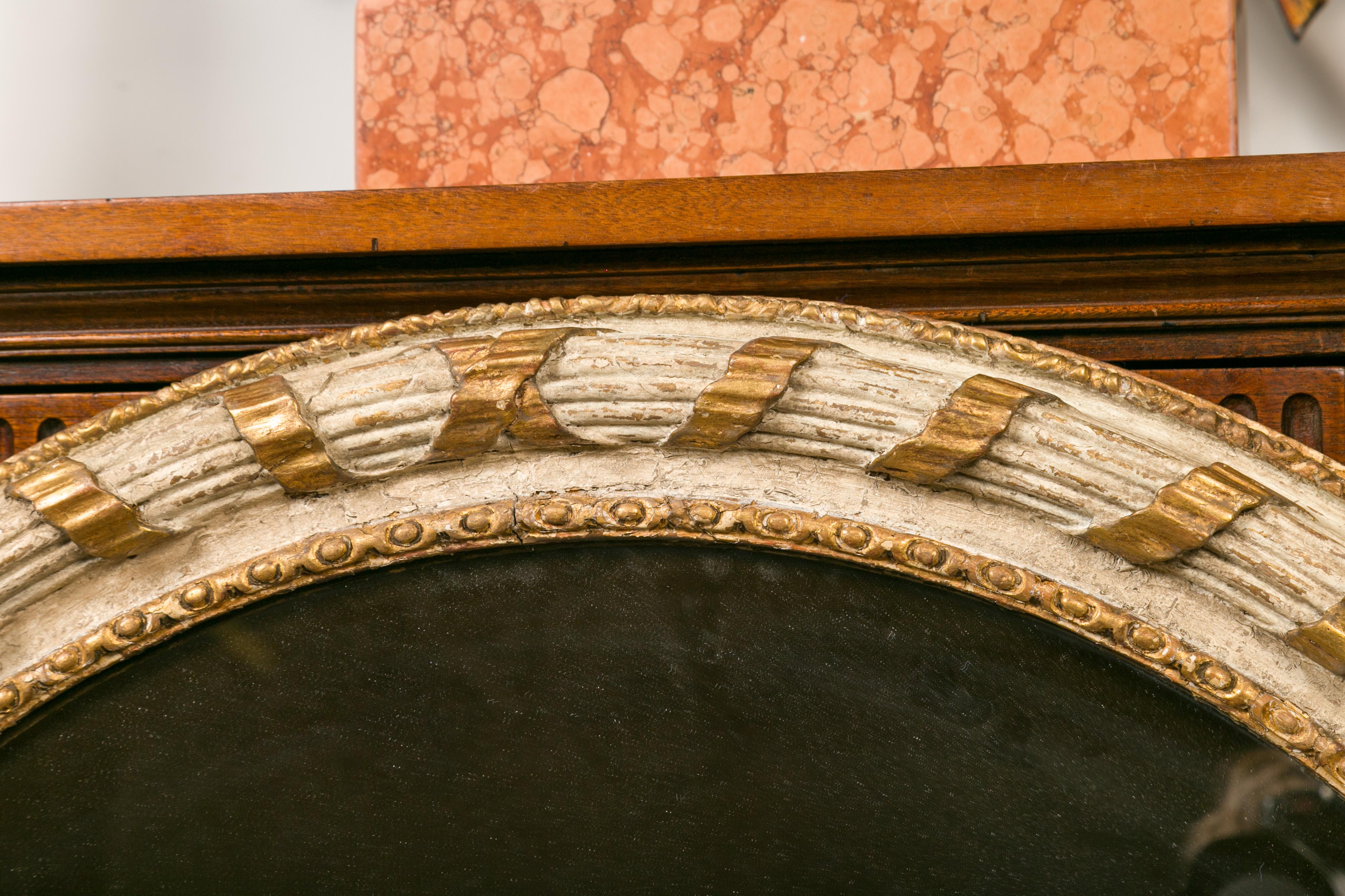 Miroir circulaire italien des années 1880:: doré et peint:: avec ruban sculpté en vente 2