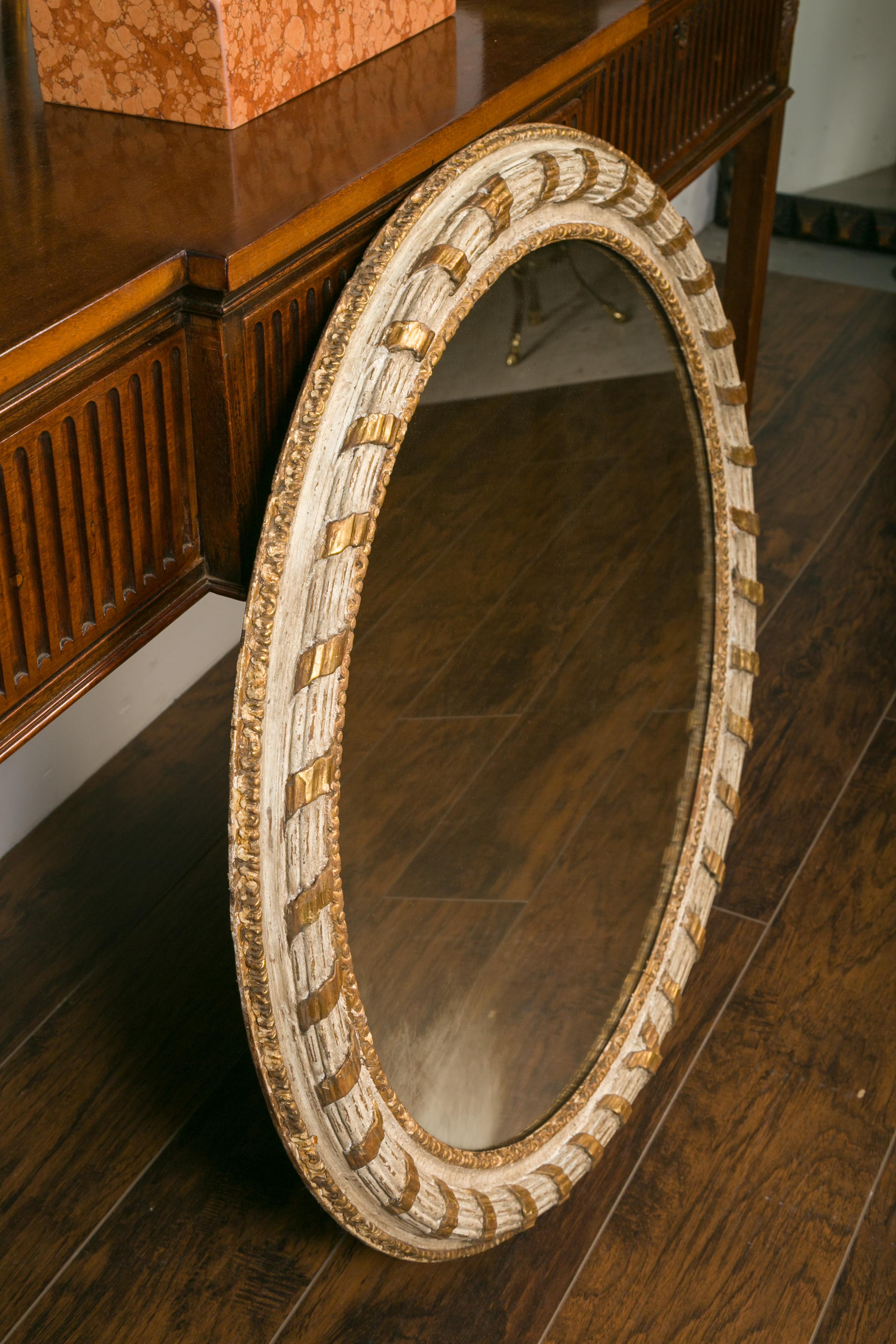 Italian 1880s Parcel-Gilt and Painted Circular Mirror with Carved Ribbon For Sale 4