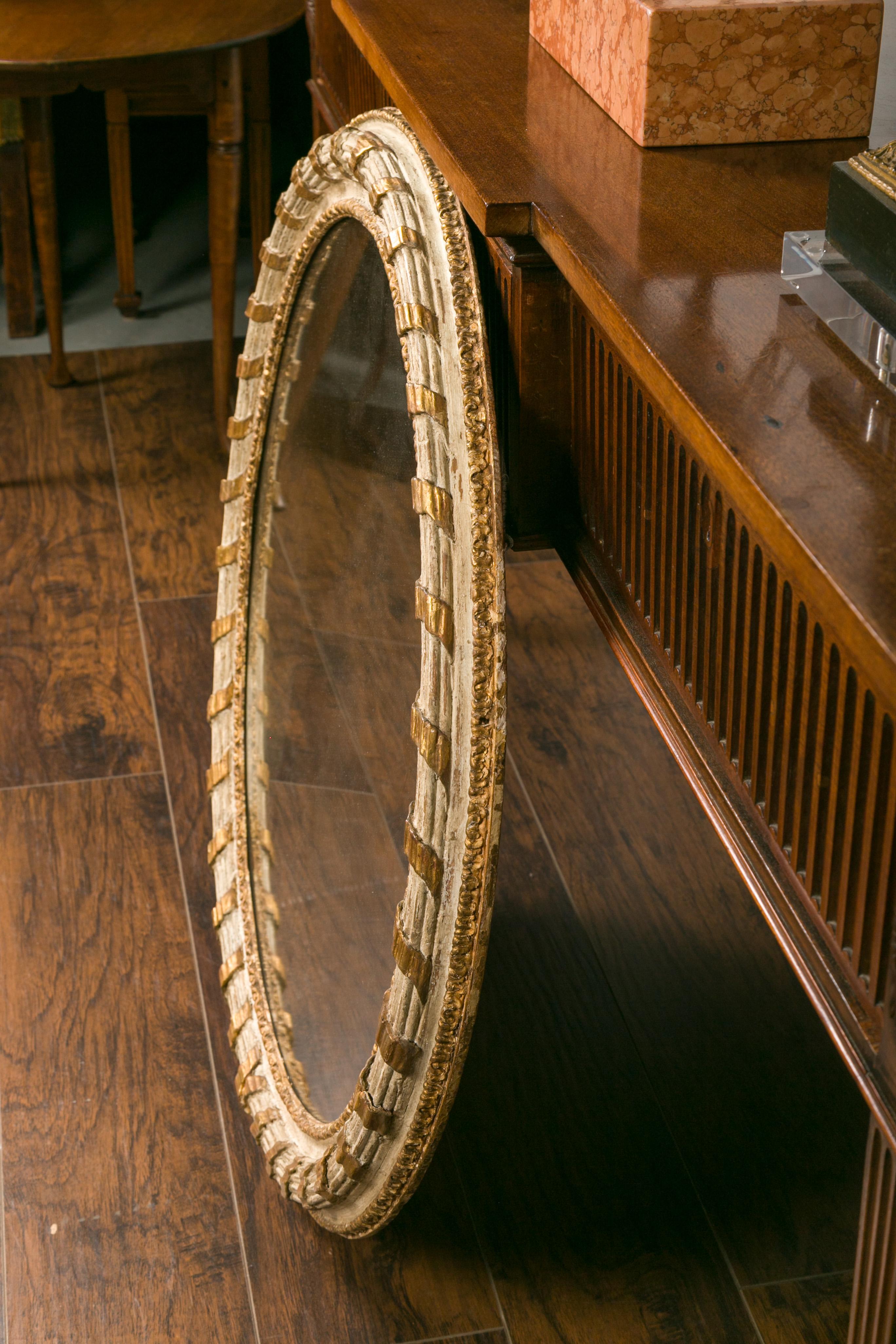 Italian 1880s Parcel-Gilt and Painted Circular Mirror with Carved Ribbon For Sale 5