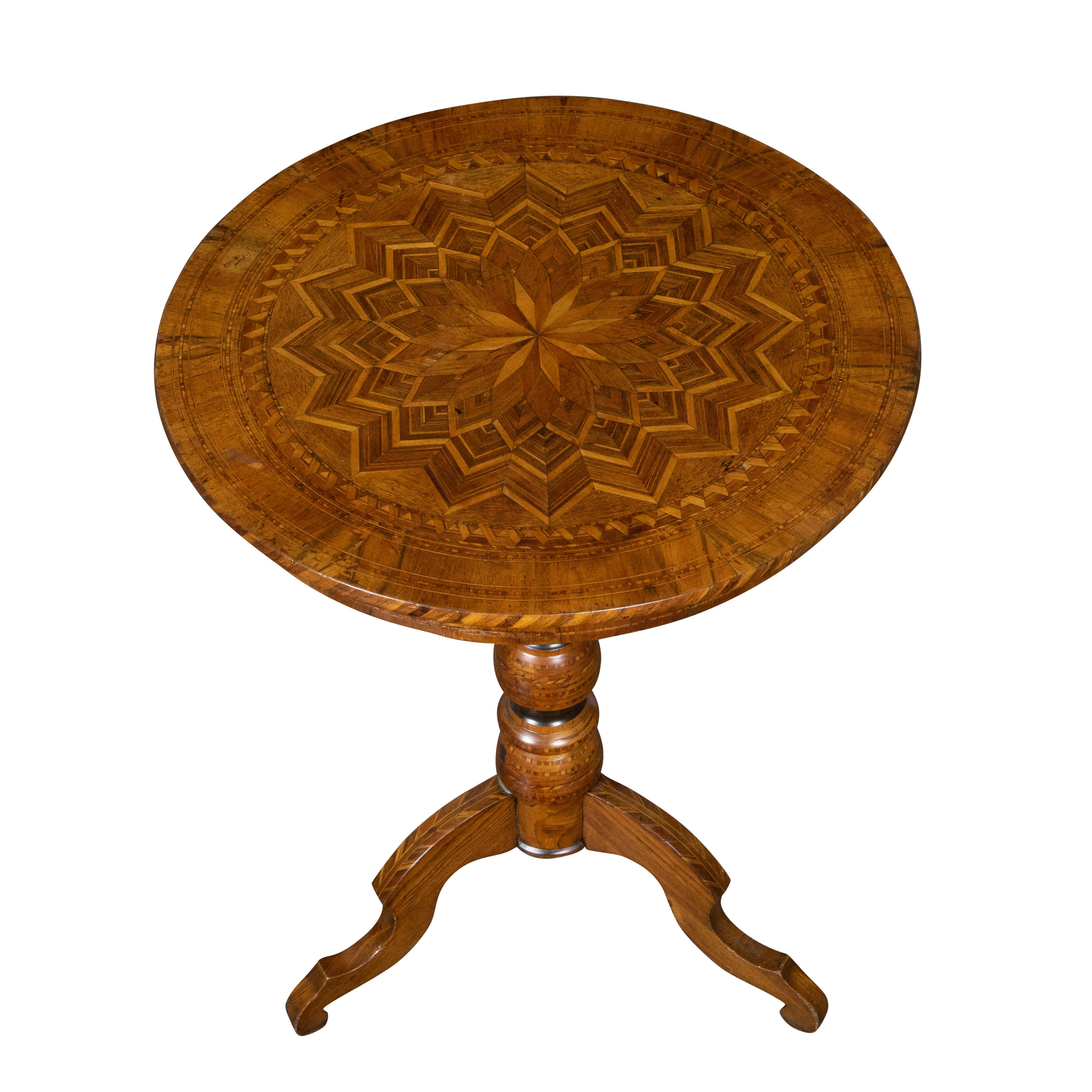 Italian 1890s Walnut Guéridon Table with Marquetry Top and Ebonized Pedestal For Sale 2
