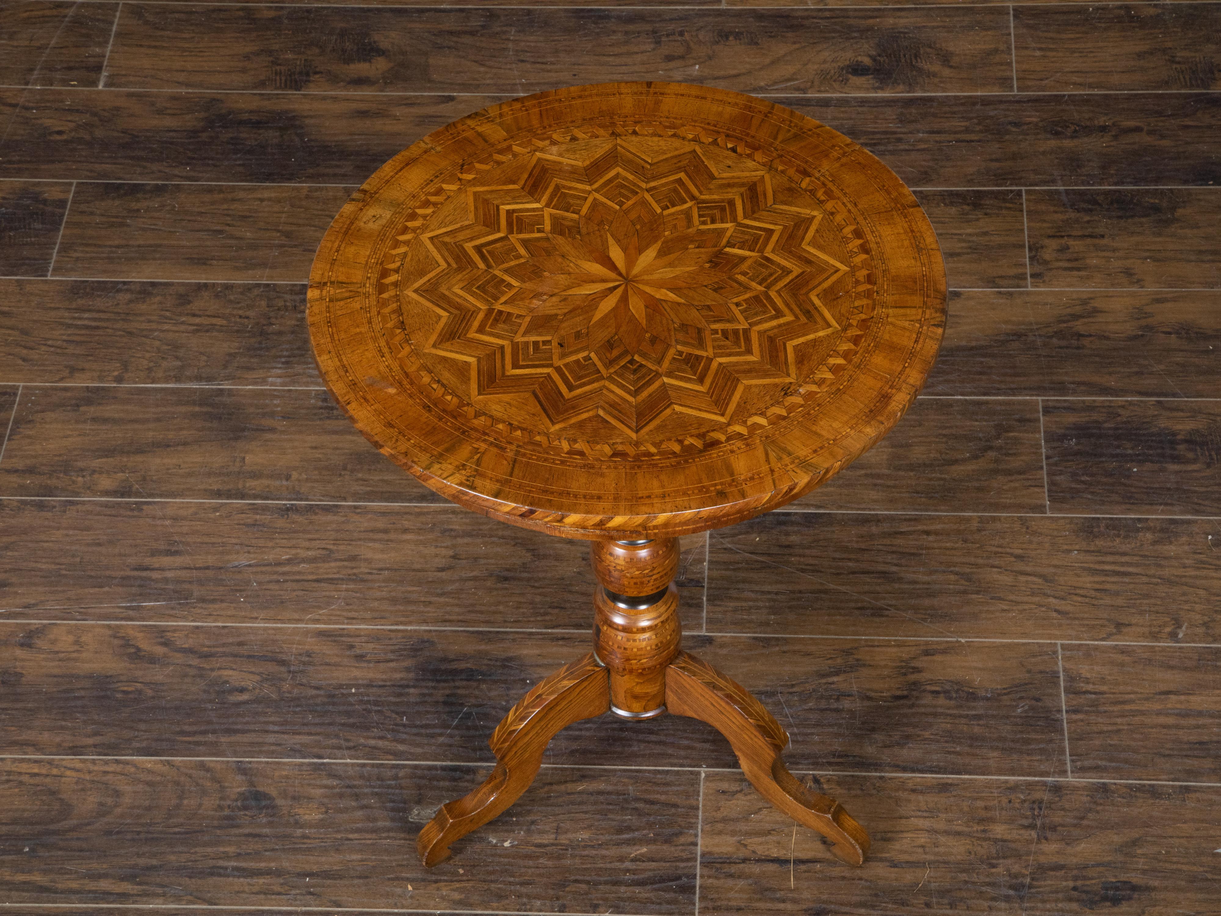 Italian 1890s Walnut Guéridon Table with Marquetry Top and Ebonized Pedestal For Sale 3