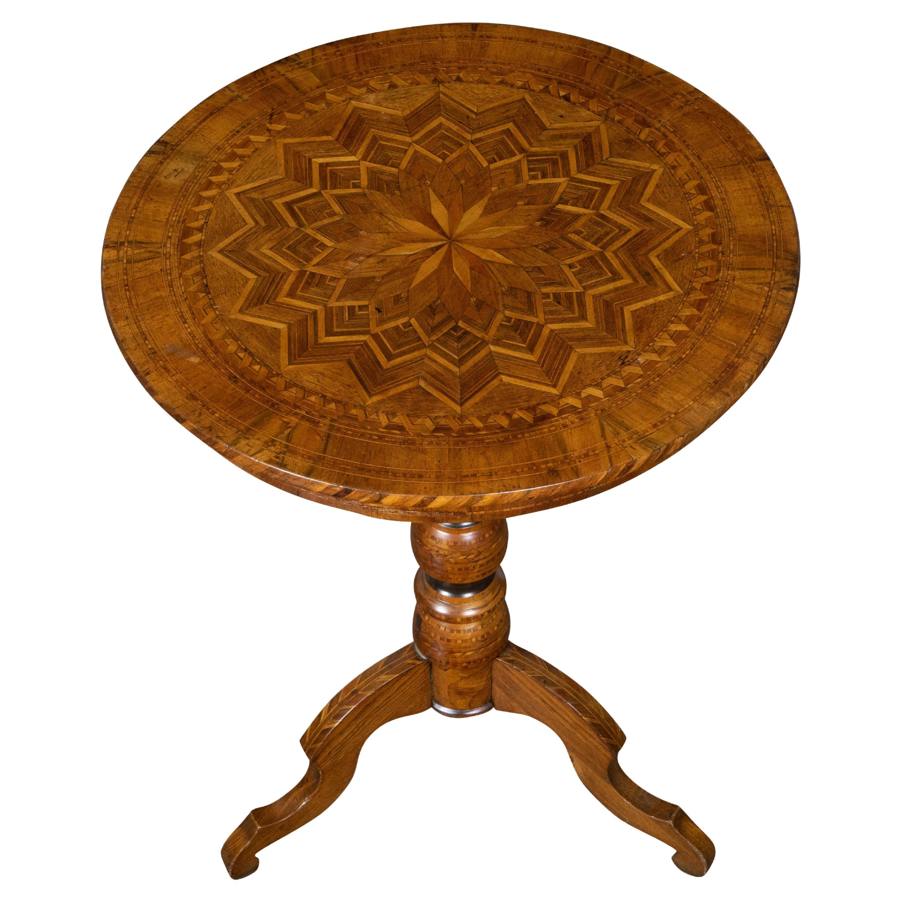 Mesa Guéridon italiana de nogal de 1890 con tapa de marquetería y pedestal ebonizado
