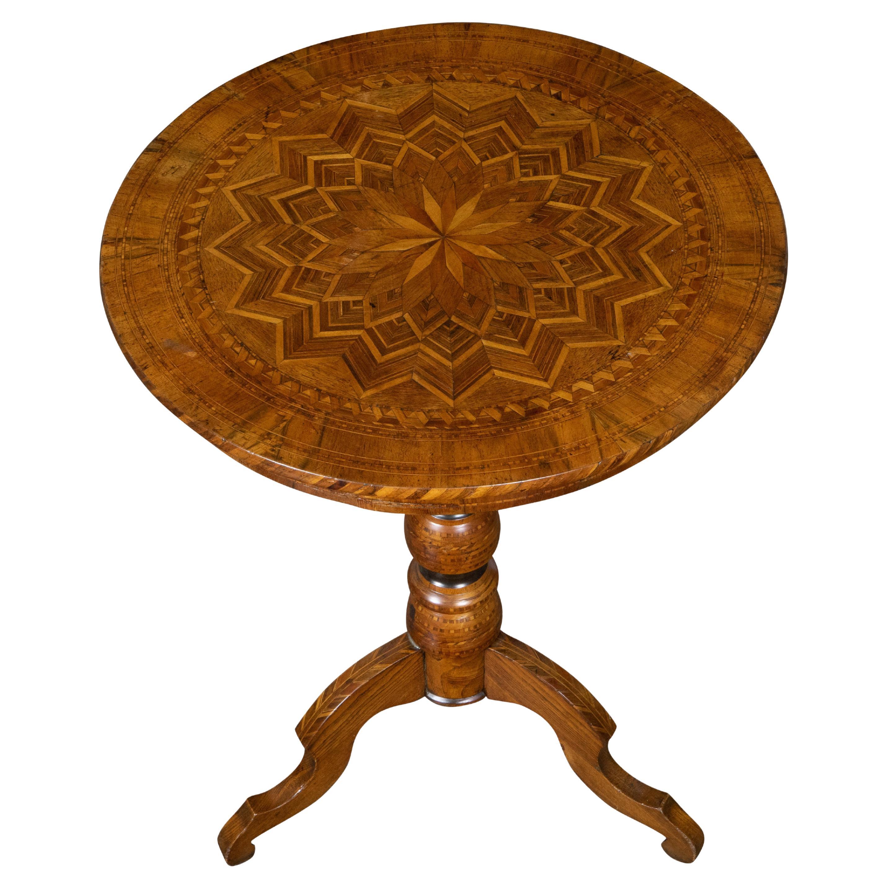 Table Guéridon italienne des années 1890 en noyer avec plateau en marqueterie et piédestal ébonisé en vente