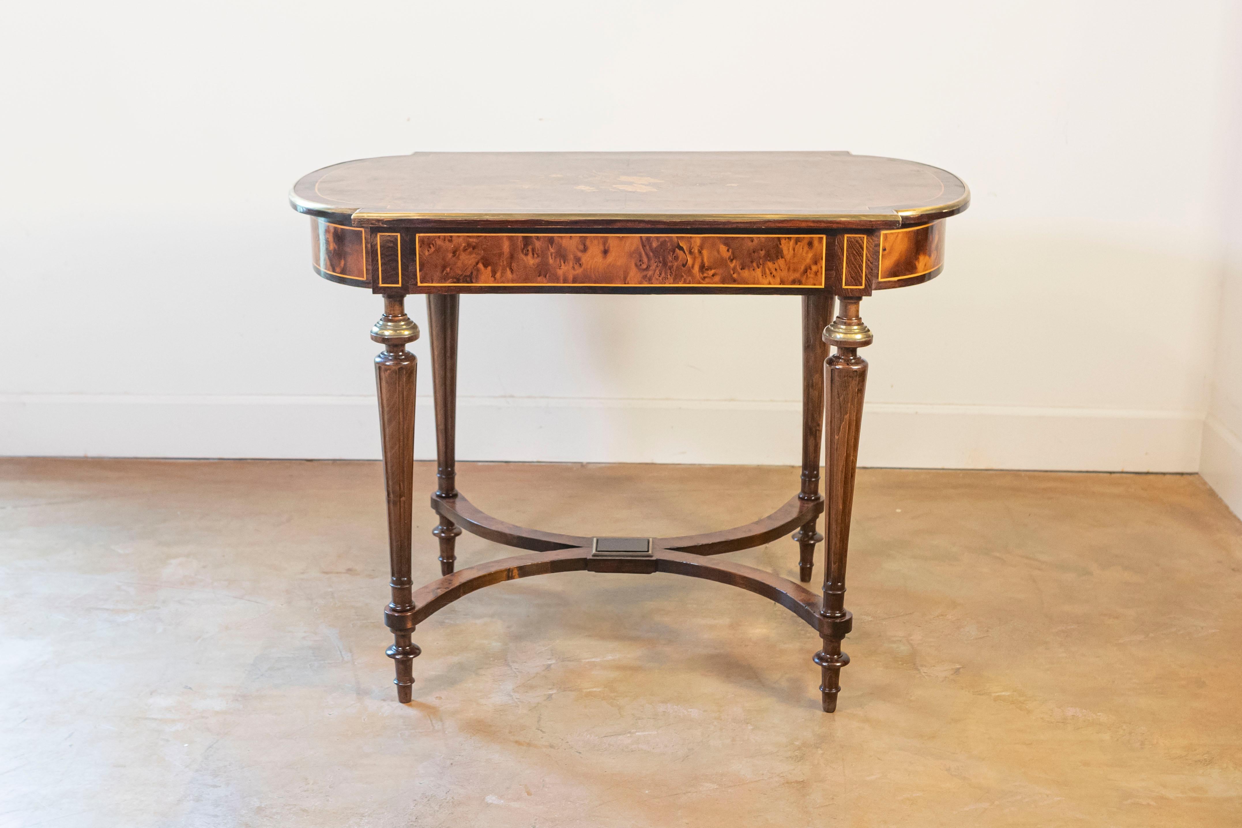 Mesa auxiliar italiana de 1890 de nogal, caoba y latón con decoración de marquetería floral Marquetería en venta