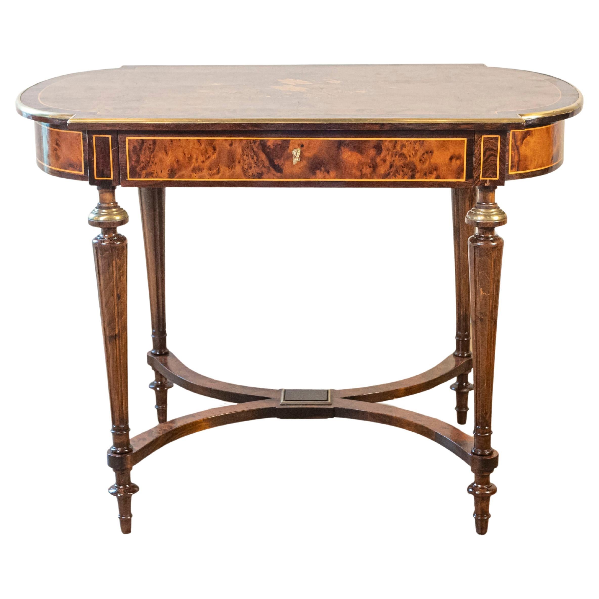 Mesa auxiliar italiana de 1890 de nogal, caoba y latón con decoración de marquetería floral en venta