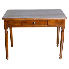 Mesa auxiliar italiana de nogal de 1890 con estrella de marquetería de olmo, cajón y patas torneadas