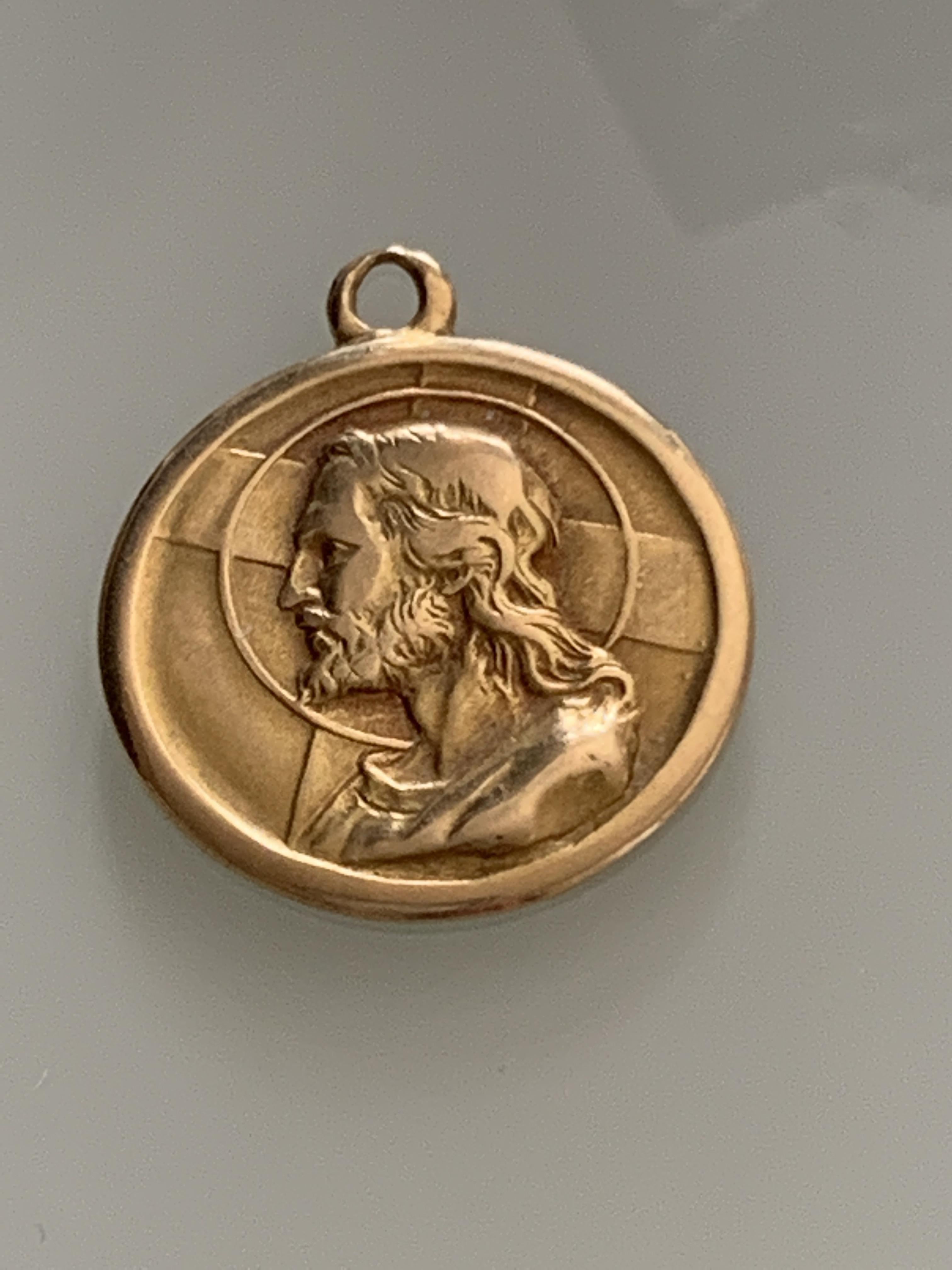 Bello
Ciondolo a forma di Gesù in oro 18 ct 
marchiato 750 & numero di registrazione degli orafi e iniziali
Datato circa all'inizio del XX secolo
Peso  : 1,7 grammi
Diametro  : 16 millimetri
