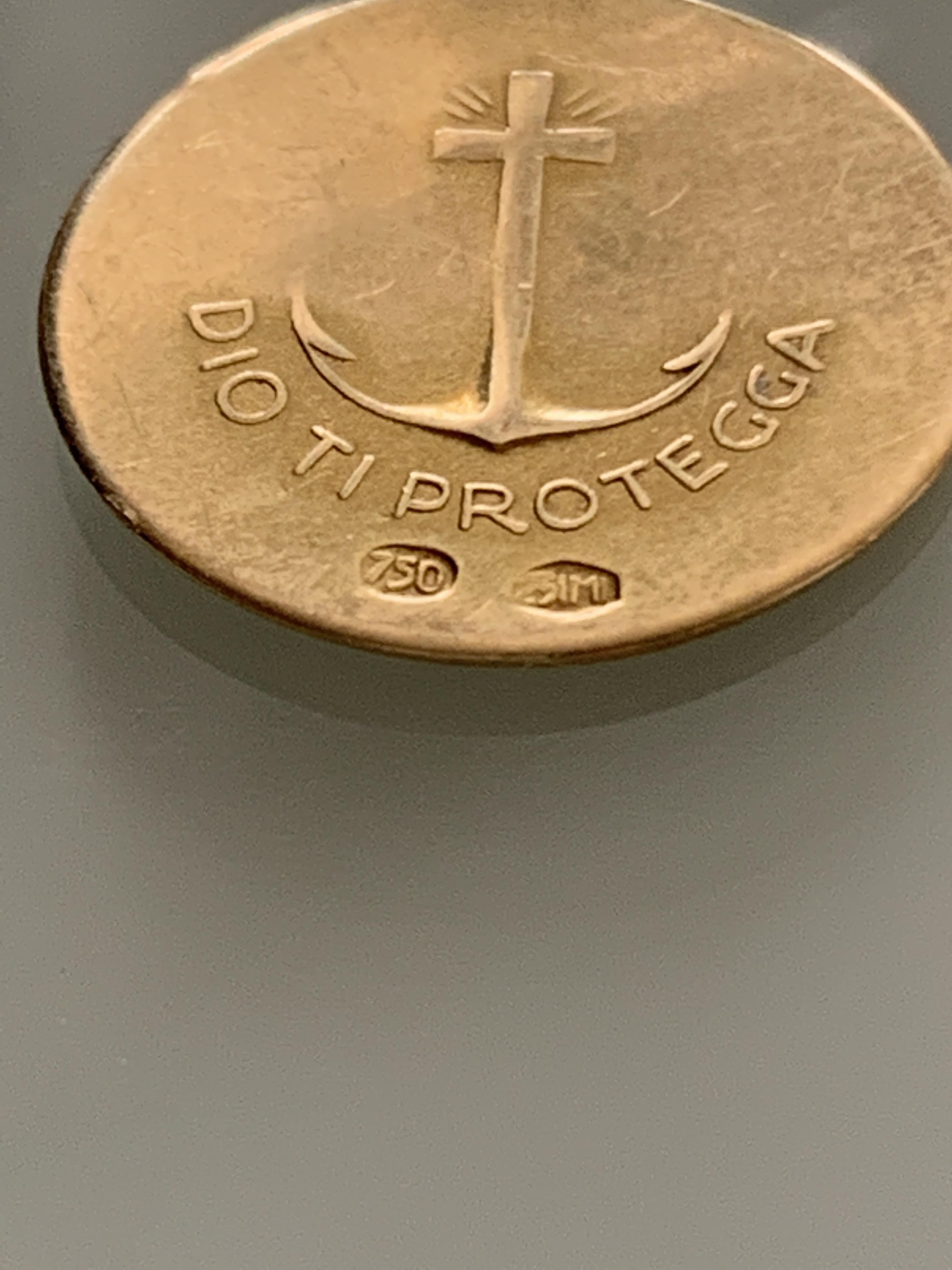 Ciondolo Gesù in oro italiano 18ct in vendita 1